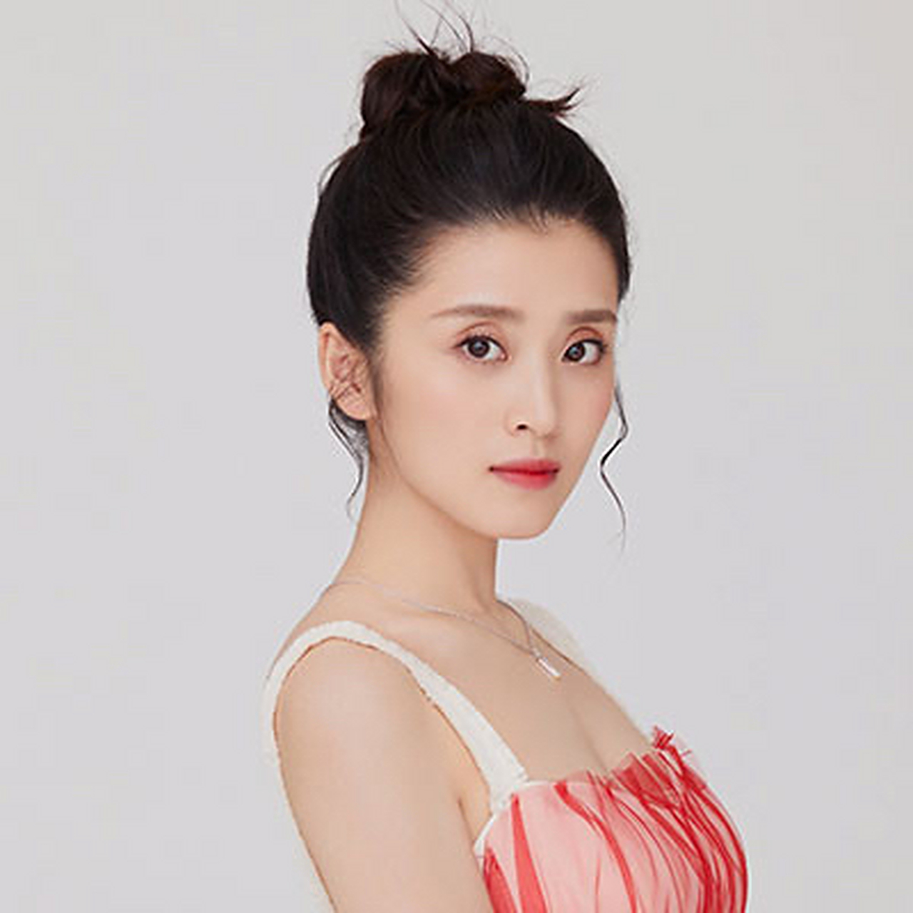 李若嘉,1989年11月1日出生于辽宁省丹东市东港市,中国内地影视女演员