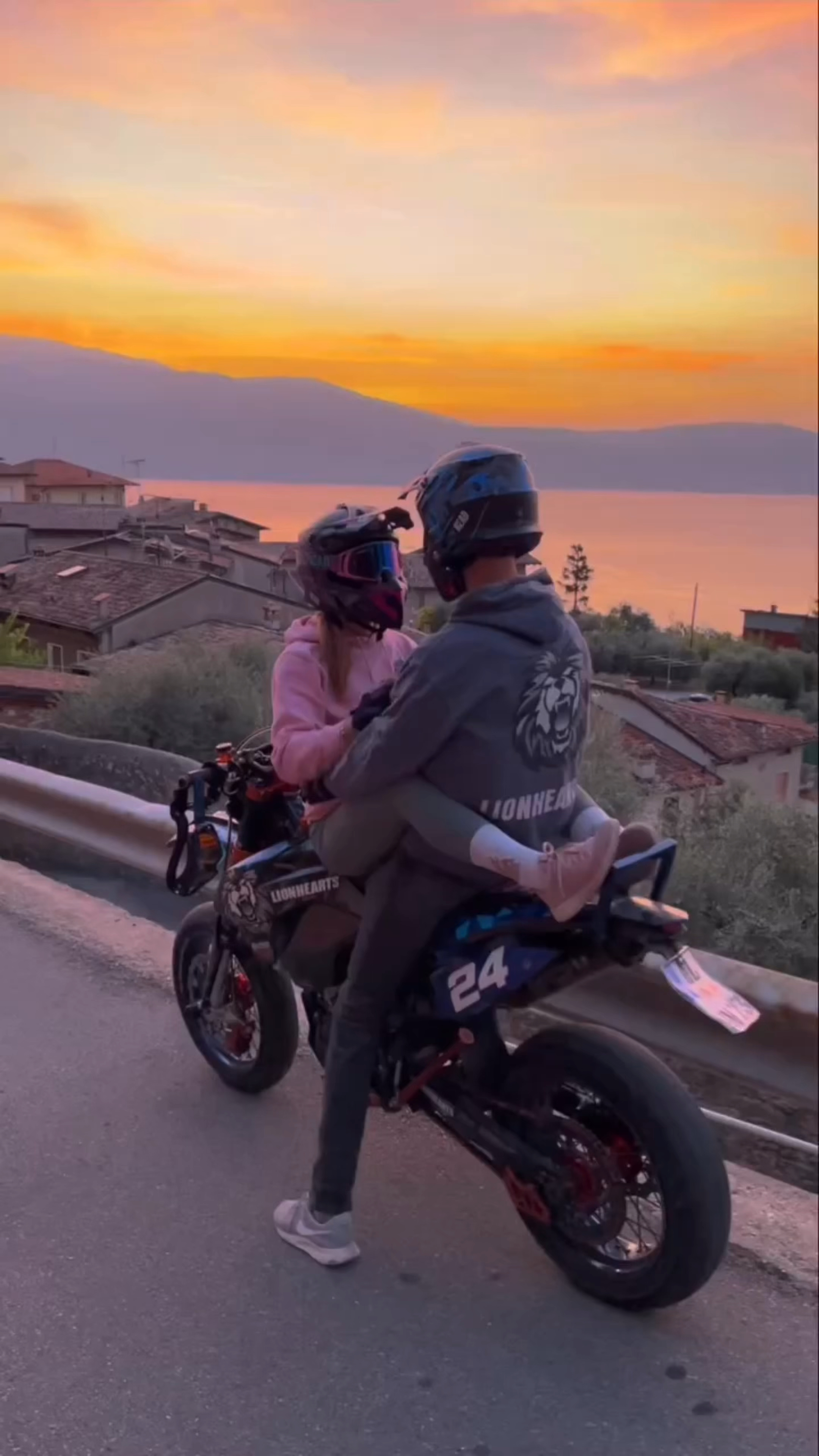 机车情侣真让人羡慕