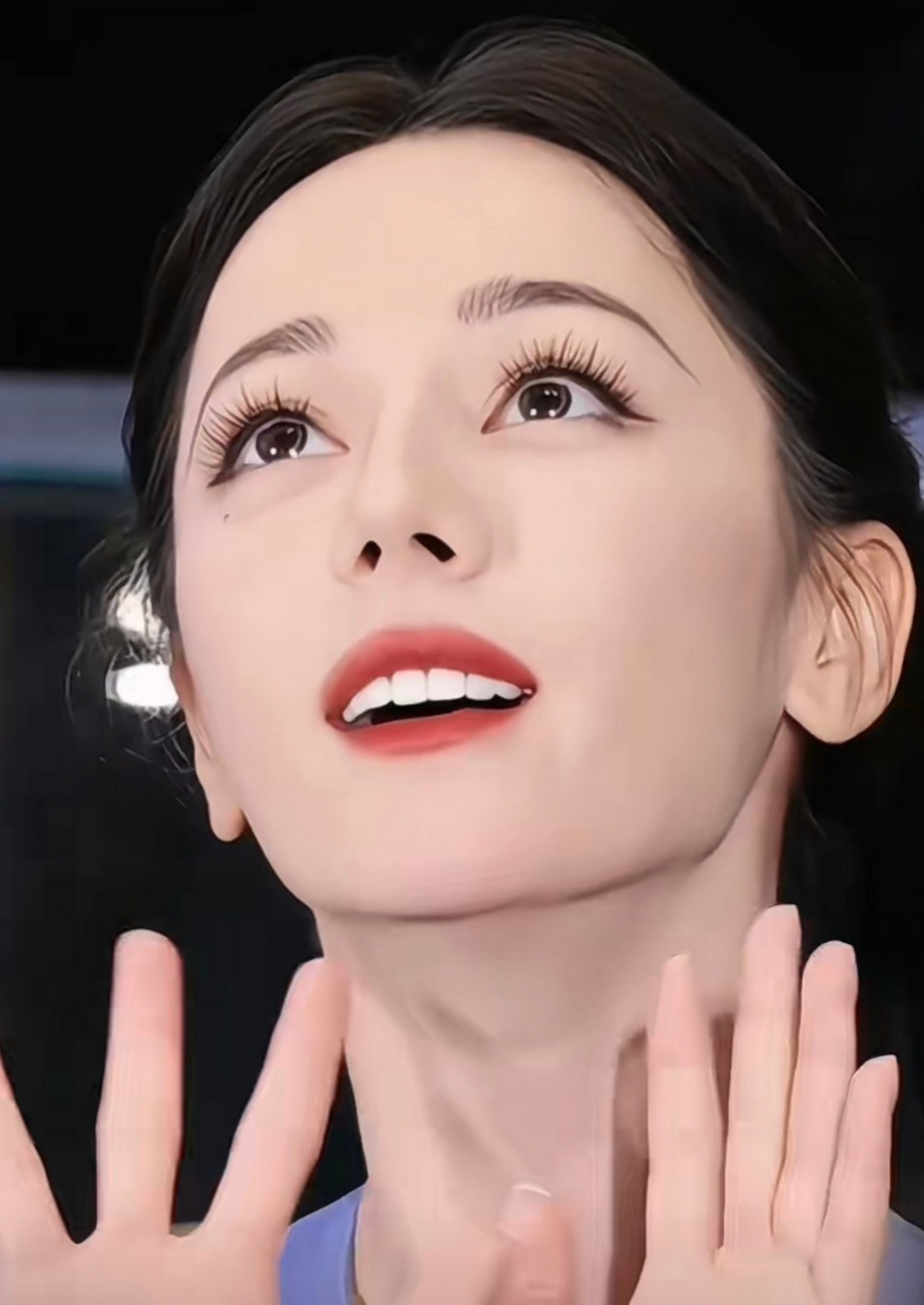 迪丽热巴的睫毛又长又密,像一把小扇子