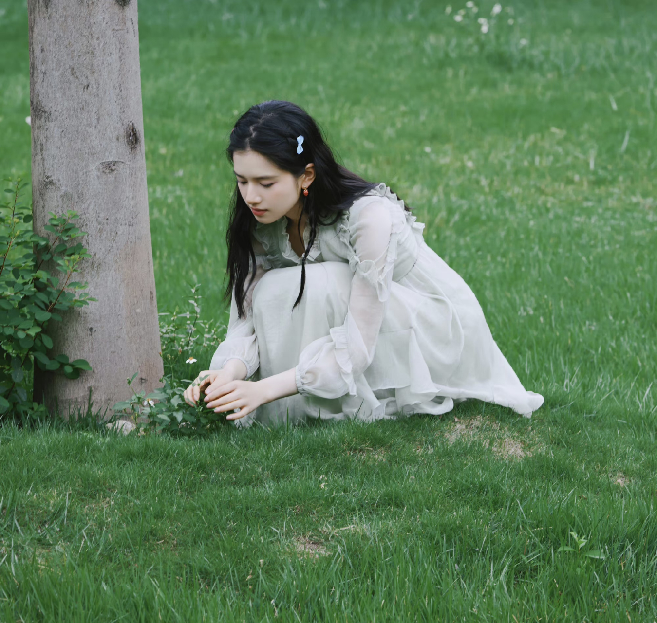 张静仪24岁生日写真,满屏的绿色元素,为这炎炎夏日增添一缕清凉