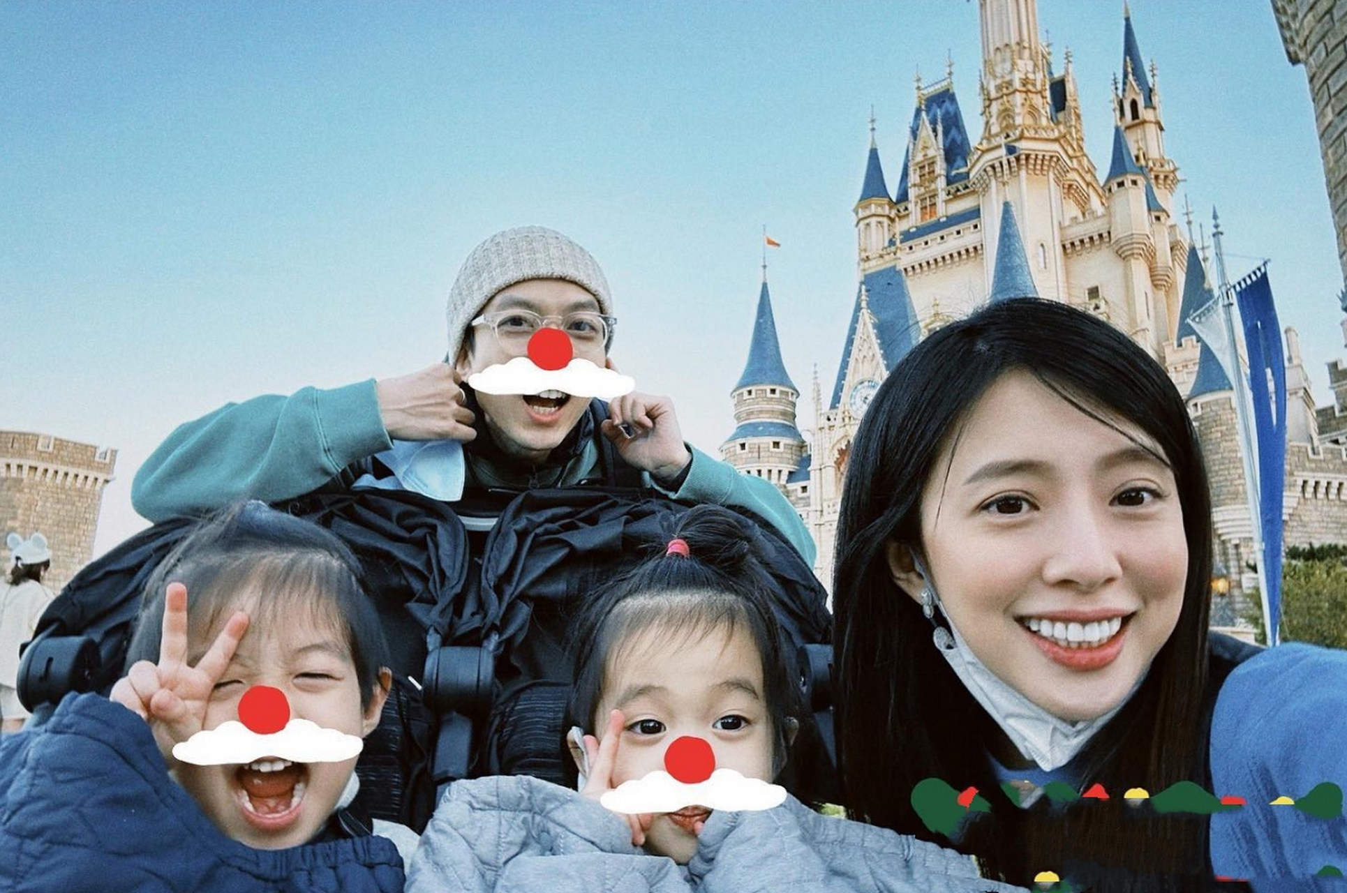 近日,歌手林宥嘉的妻子丁文琪深夜发文吐槽,她说自己带着孩子去商场上