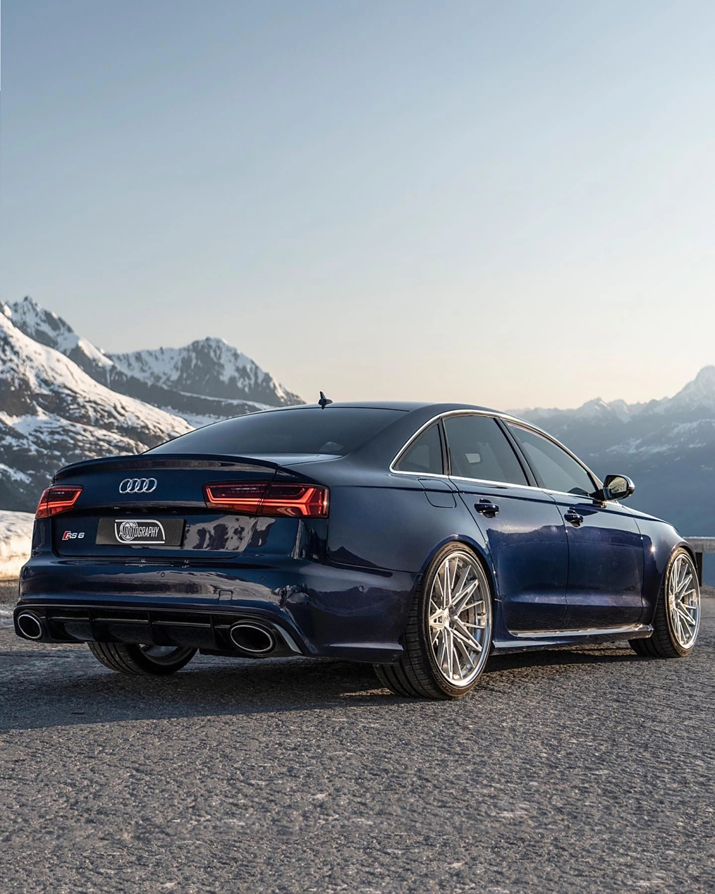 5的奥迪rs6 sesan 三厢车版 刀锋状的大灯和一体式尾灯显得格外霸气