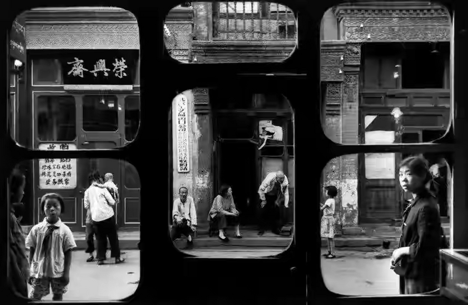 1968年,北京,从古玩商店里隔着橱窗看北京的街景.