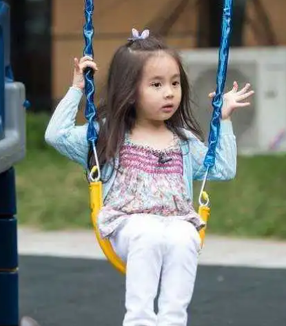 杨幂女儿小糯米近照曝光,网友:这也太像了,难怪杨幂不敢公开