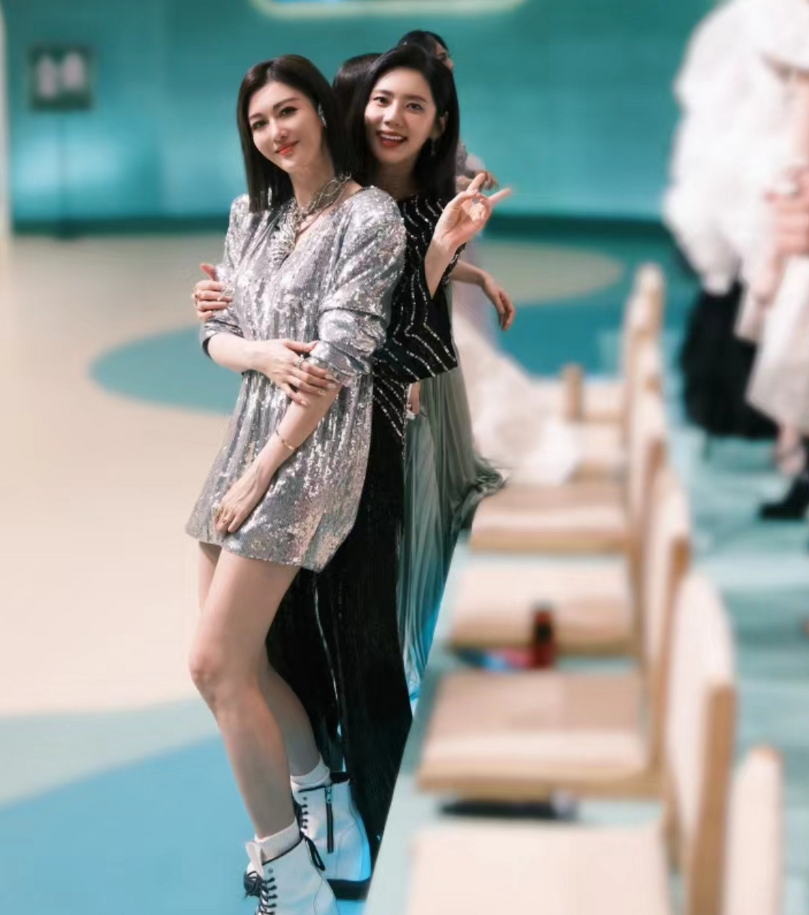 秋瓷炫和李彩桦拍合影了,被网友调侃的品如艾莉终于在同一档节目相逢