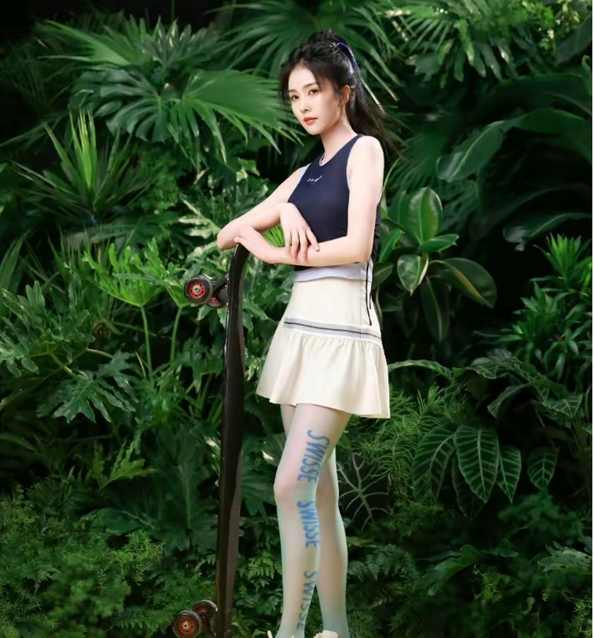 灰色字母丝袜搭配紧身上衣,白鹿女神大秀事业线,网友:简直完美