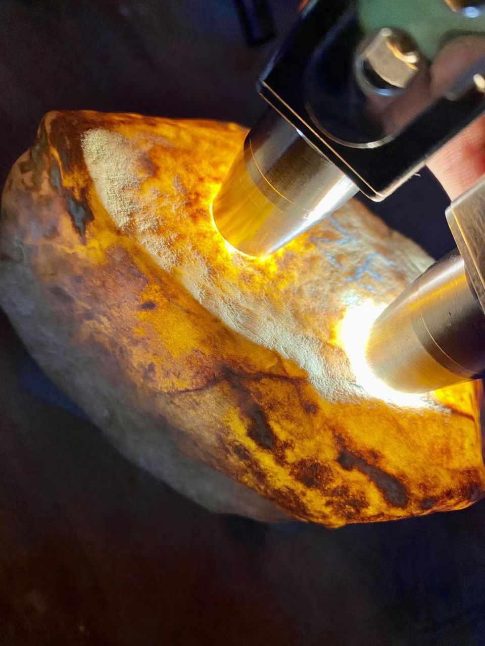 翡翠原石# #点击头像看直播# 大马坎脱沙牌子料,压灯全透,性价比高