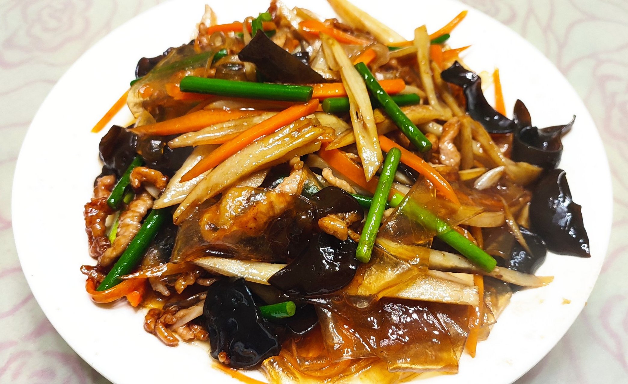 到邯郸,我必点的一道菜——粉皮靠肉,可吃菜可喝汤,很是美味.