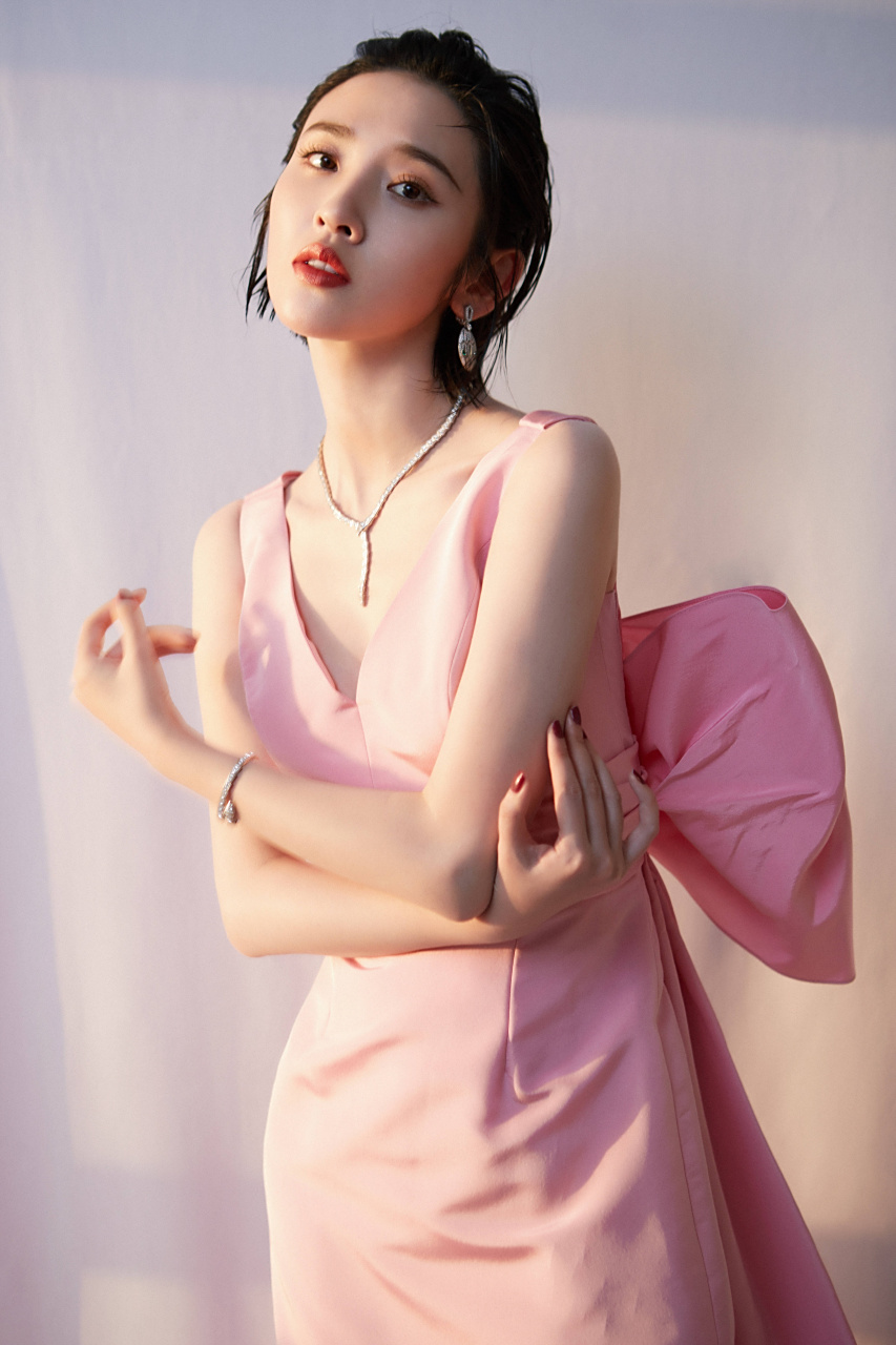 唐艺昕唯美长裙写真!#明星# #美女# #百家新收益# #九月动态激励计划