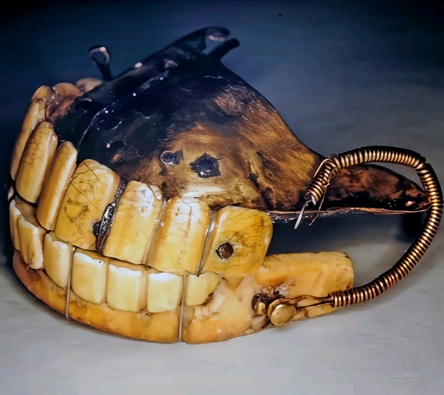 这是乔治·华盛顿的假牙,通过实物可以判断,他的假牙并非由木头制成.