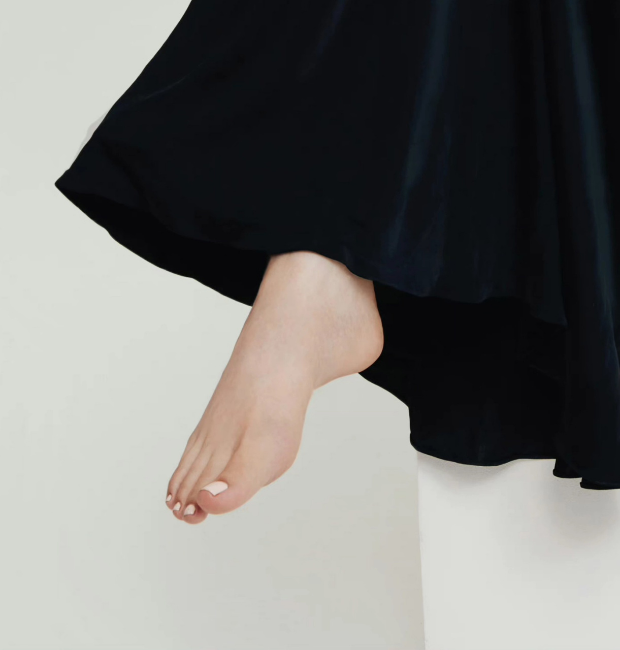 演员俞飞鸿光脚拍摄杂志封面,1999年,俞飞鸿凭借古龙剧《小李飞刀》被