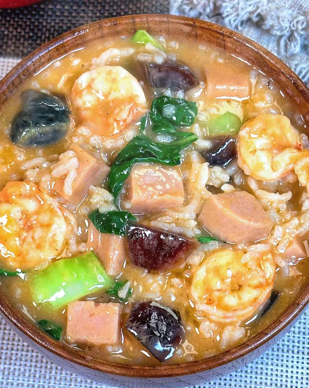 这道皮蛋虾仁粥也太好吃了吧,有虾仁,午餐肉,皮蛋,还有青菜,超级入味!