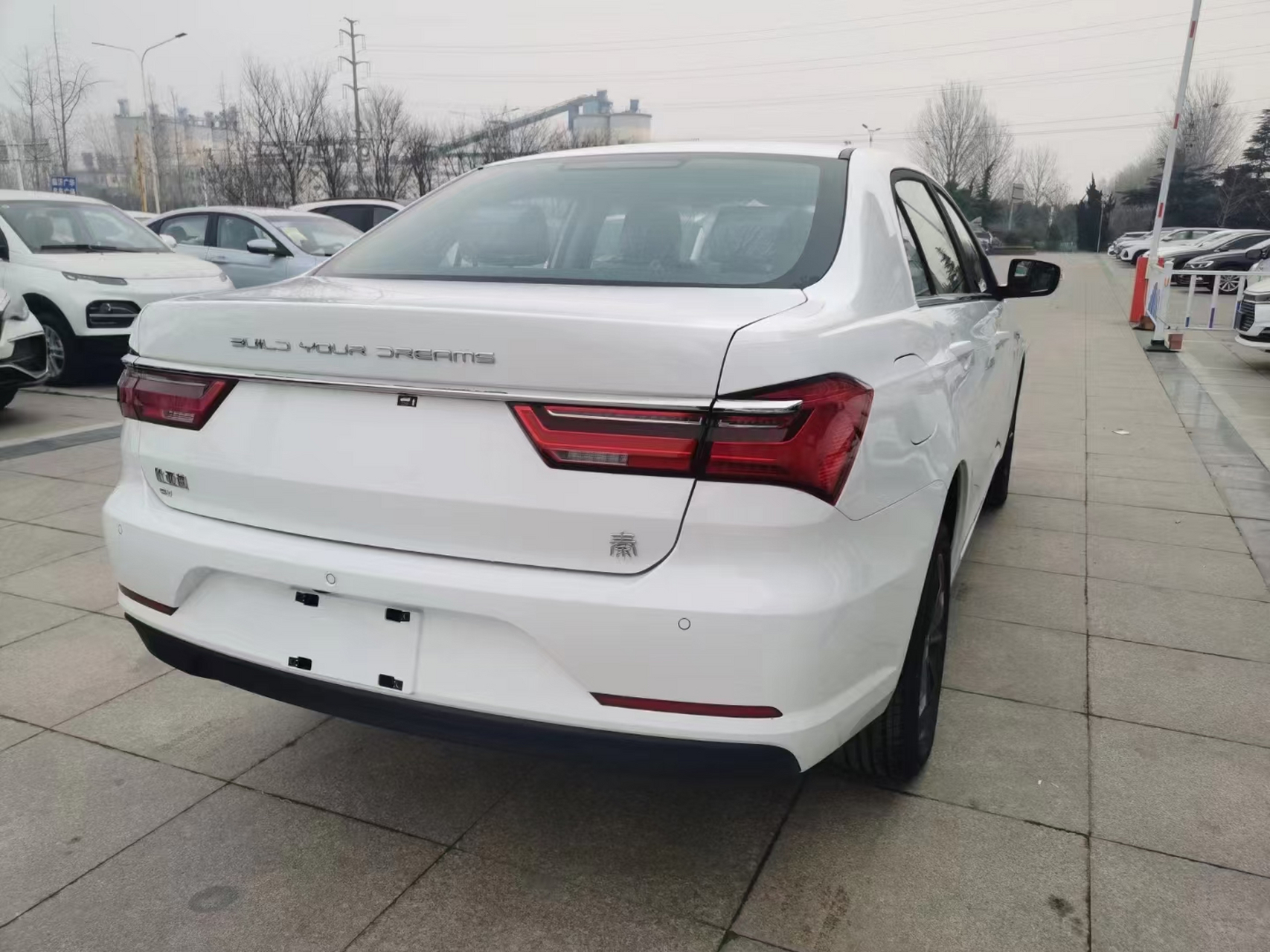 比亚迪秦ev450出行版 指导价165800 配置:天窗,主副驾驶无钥匙进入