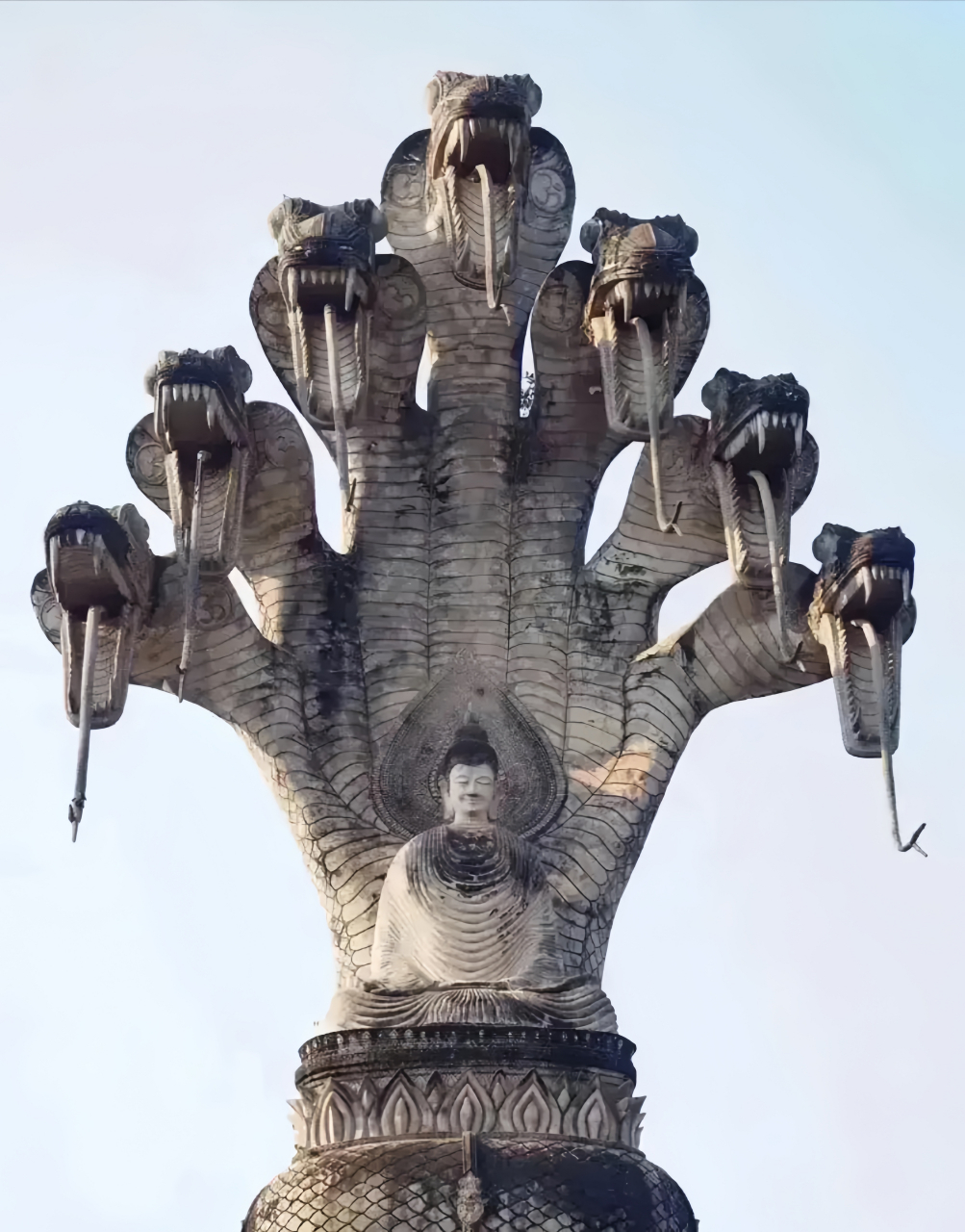 泰国七头蛇佛是泰国佛教中的一个重要信仰对象,也被称为"纳加佛"或"