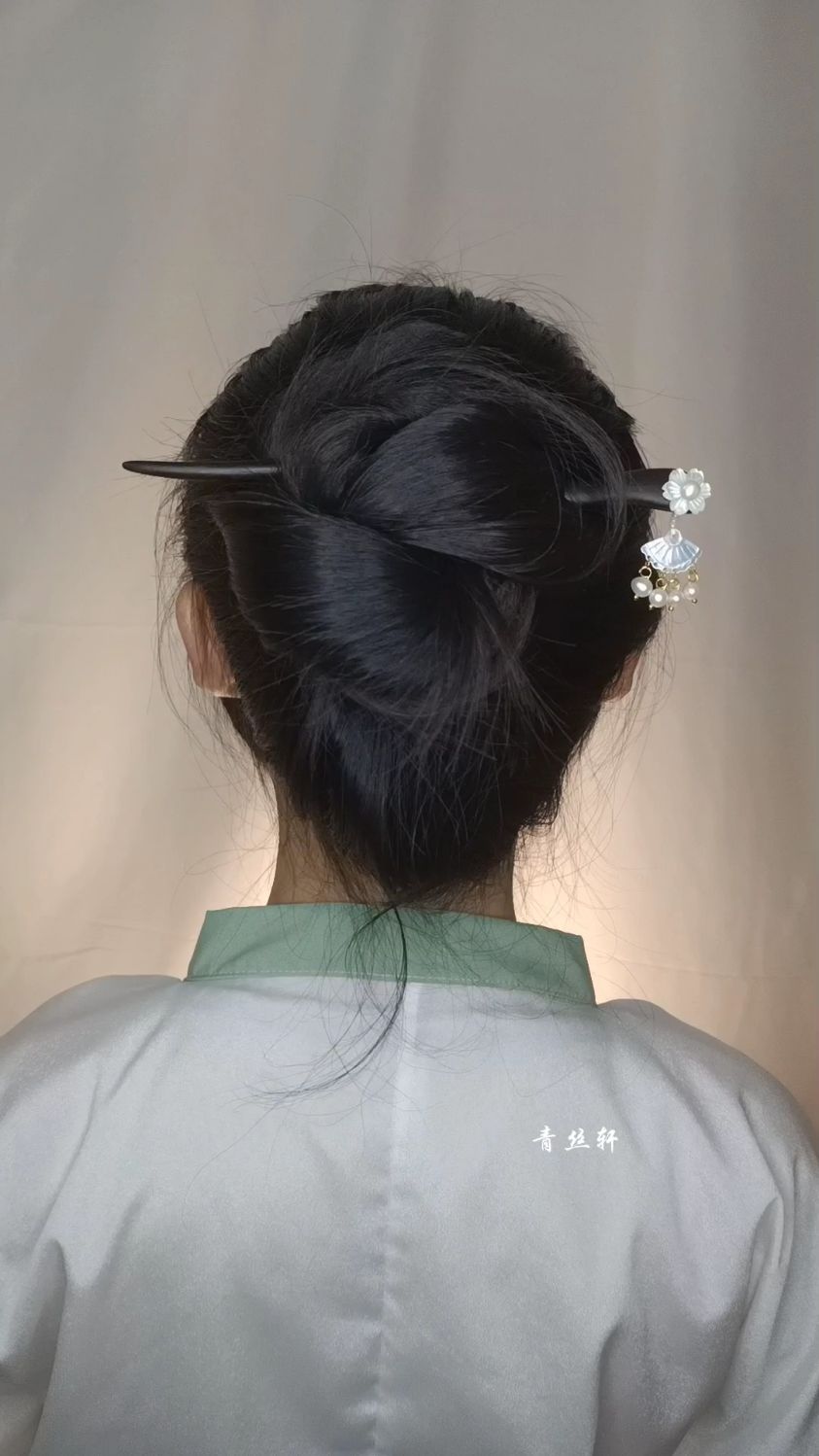 小可爱们不能错过的简约清爽古风丸子头10秒搞定