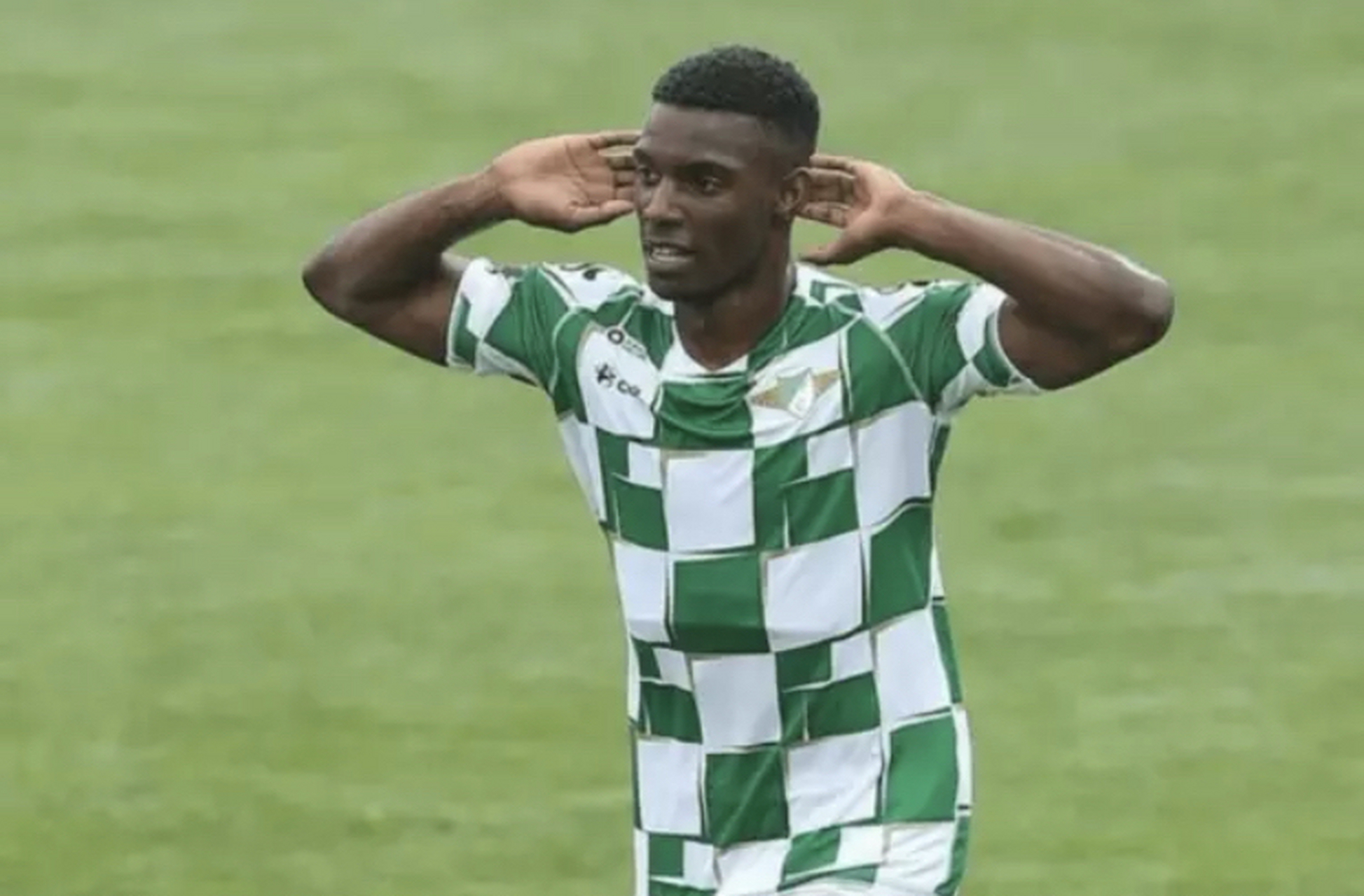 根据最新消息,法比奥·阿布雷乌正式加盟中超北京国安足球俱乐部,代表