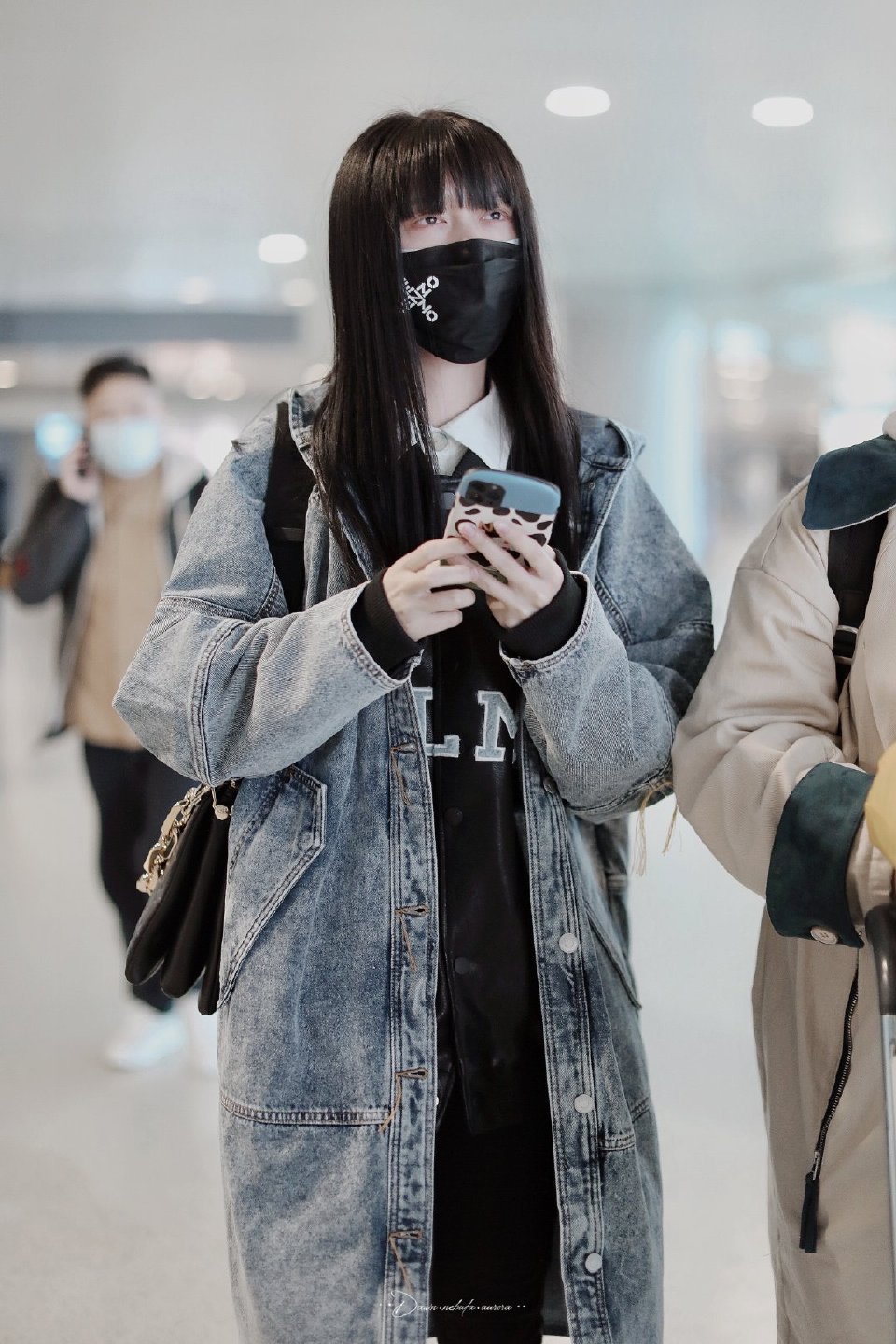 傅菁机场造型饭拍,牛仔风衣内搭皮质棒球服,齐刘海长发又美又飒