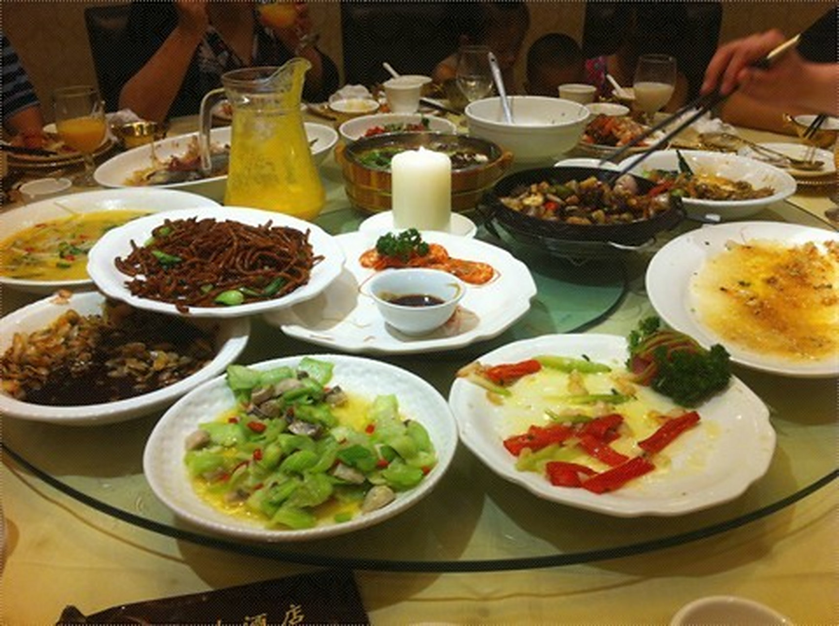 晚上我请朋友在海鲜楼吃饭,无意间看见高中同学,意外得知他是饭店的