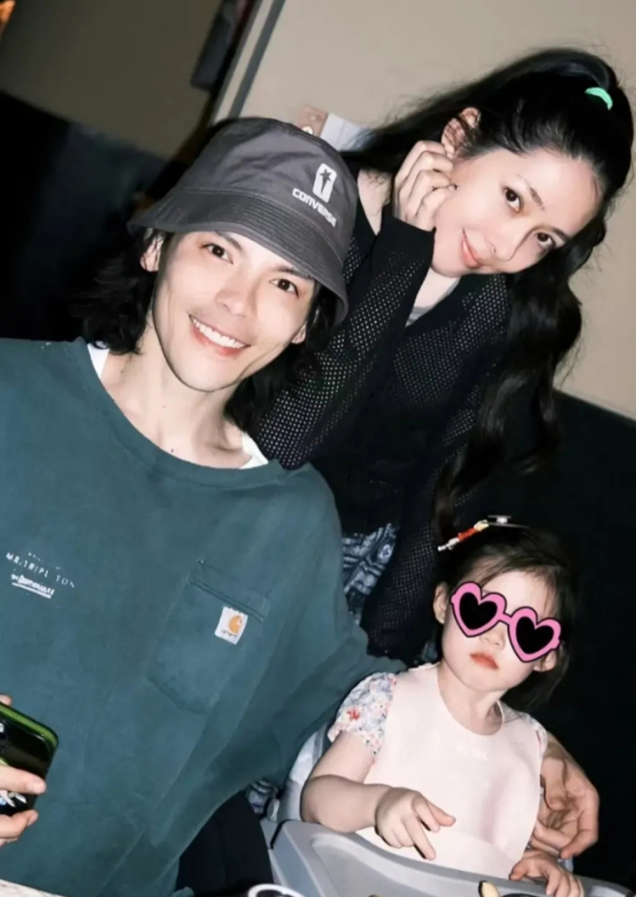 郭碧婷和向佐带孩子出门玩,孩子们颜值真高!