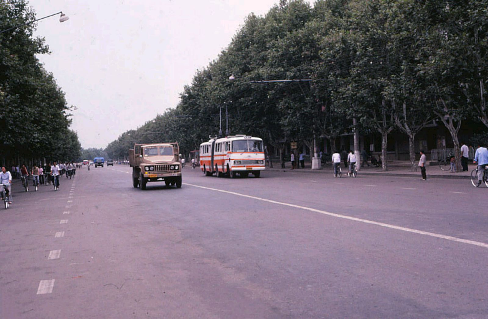 1985年河南郑州老照片,看下那时的城市街道,生活场景,你见过没