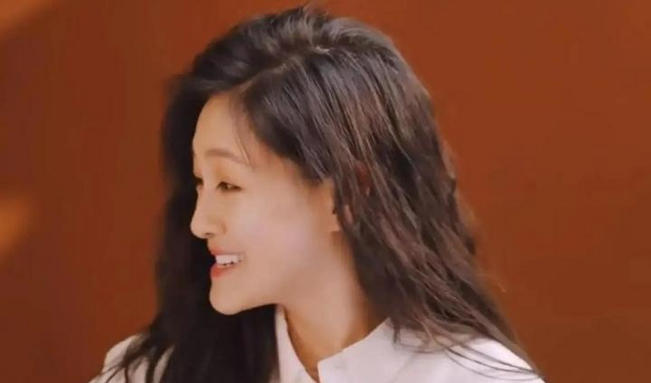 大s正面还好,但是侧面就看得很清楚,脸不是纯天然的