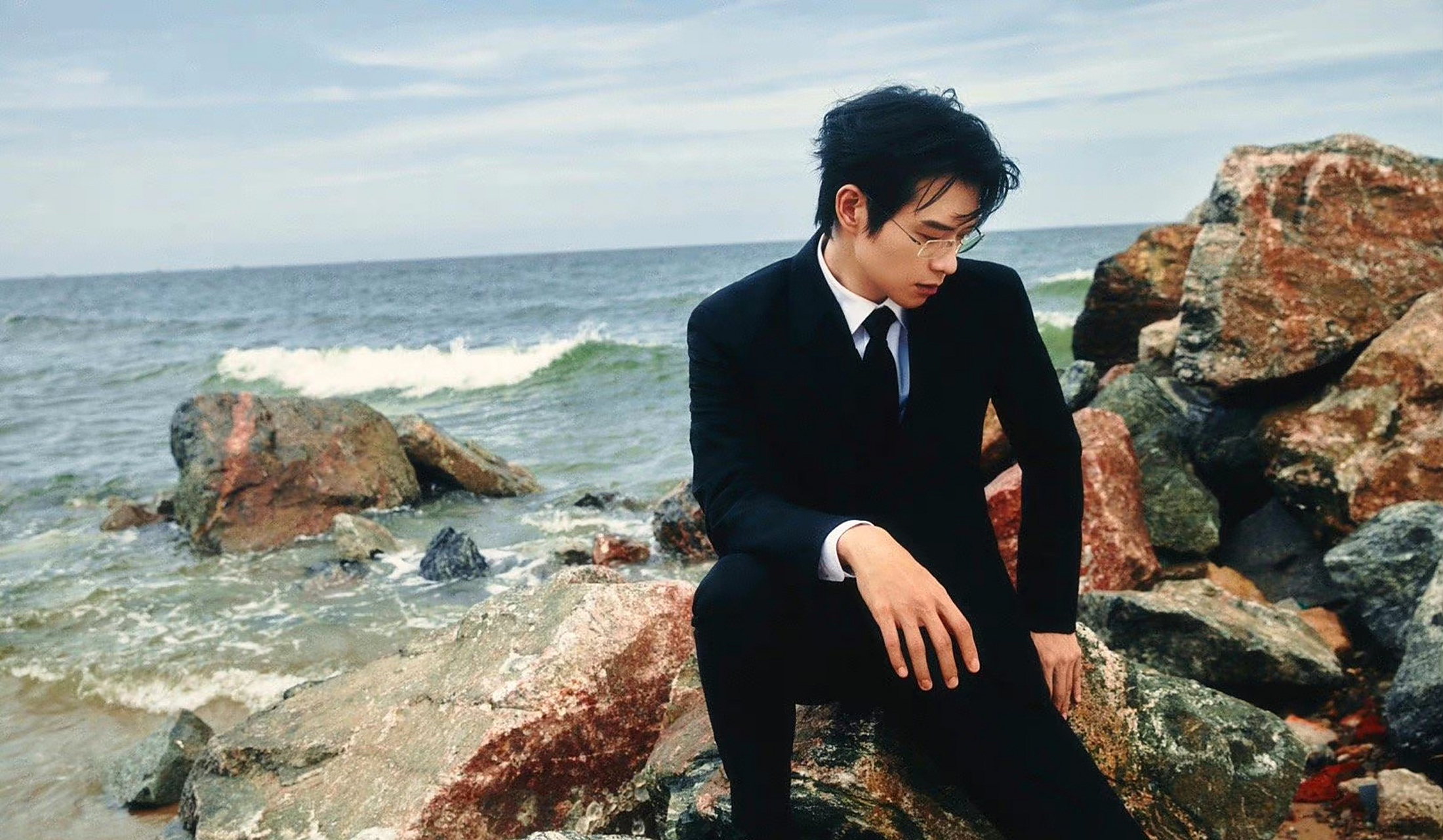 魏大勋参与活动,带着眼镜黑色西装,帅的有孟晏臣的即视感.