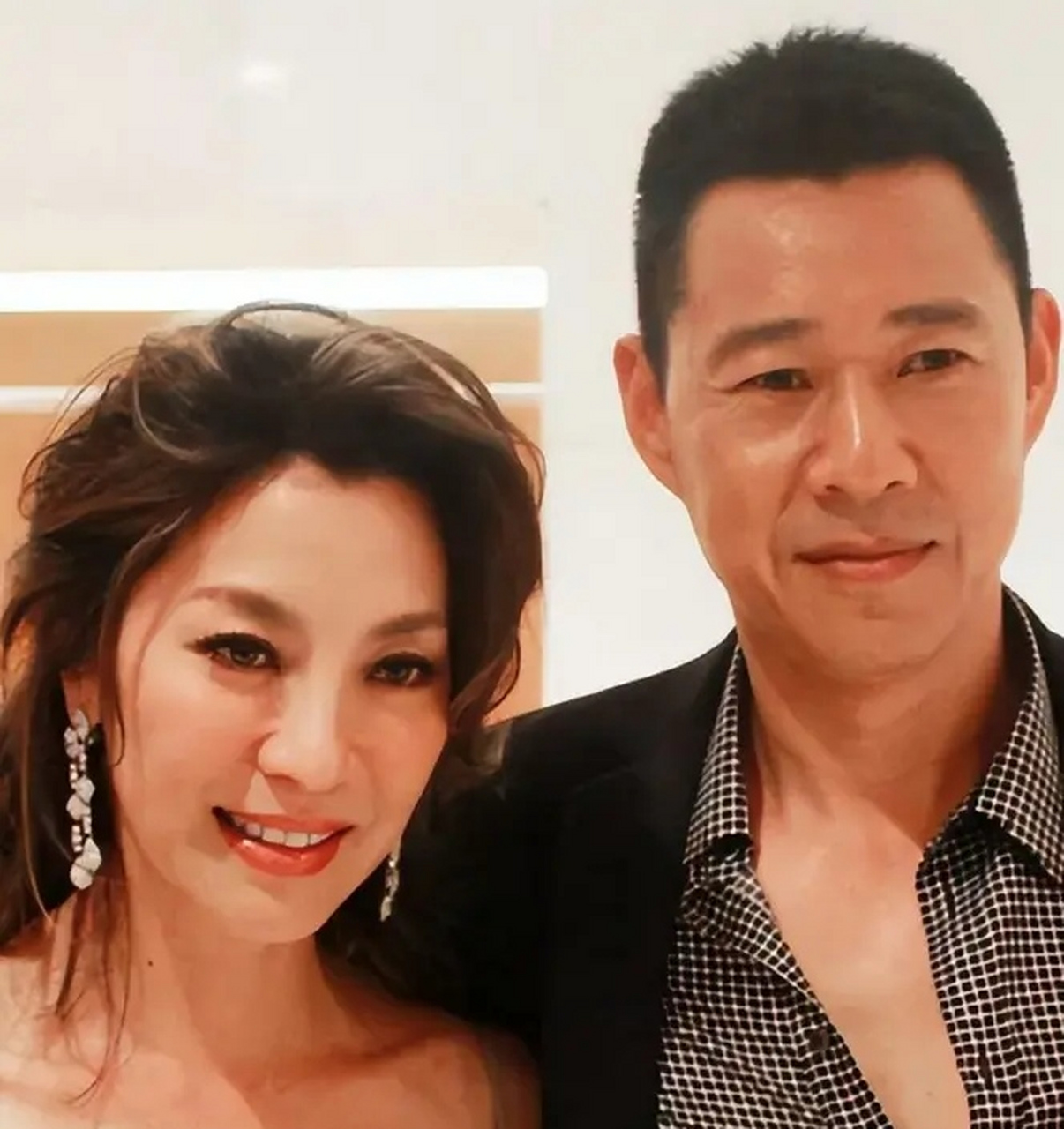 "  张丰毅拖着疲惫的身体回到家,却看到妻子霍凡和几位闺蜜在