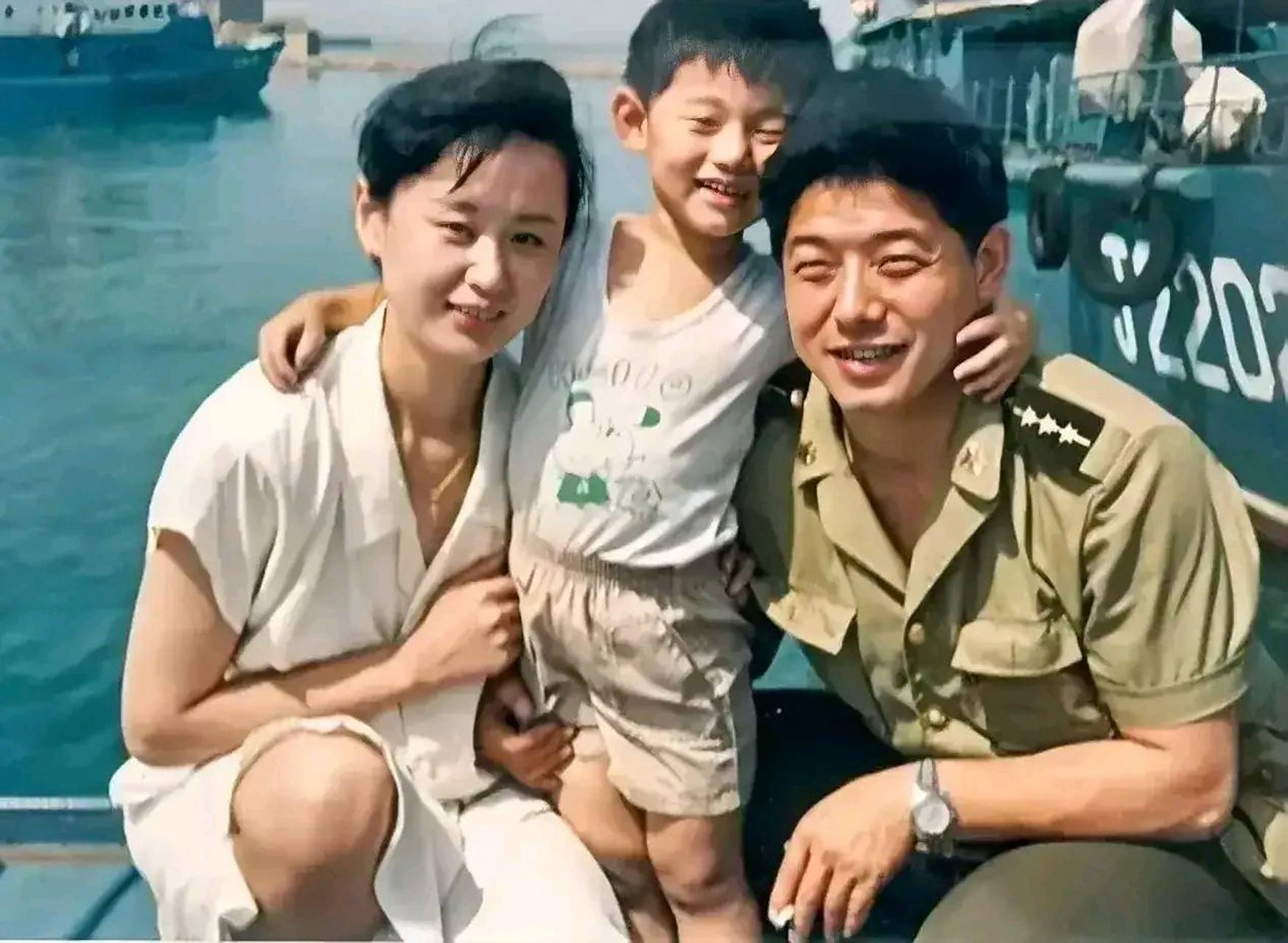 张继科的父亲张传铭年轻时是济南军区乒乓球队的主力,退役后成了一个