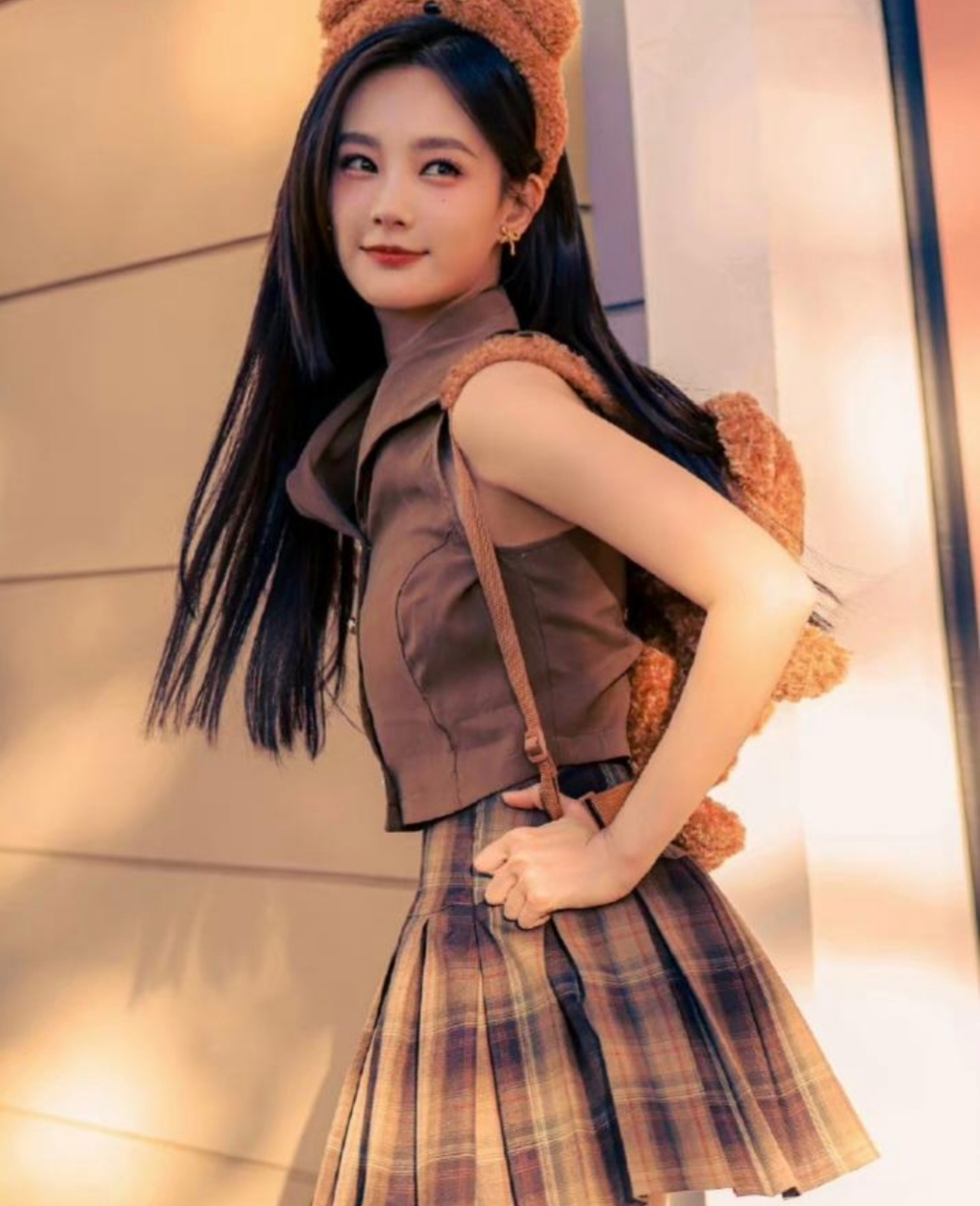这身穿搭也太可爱了,焦糖色马甲搭配格子短裙,时尚甜美,温婉清纯,妥妥