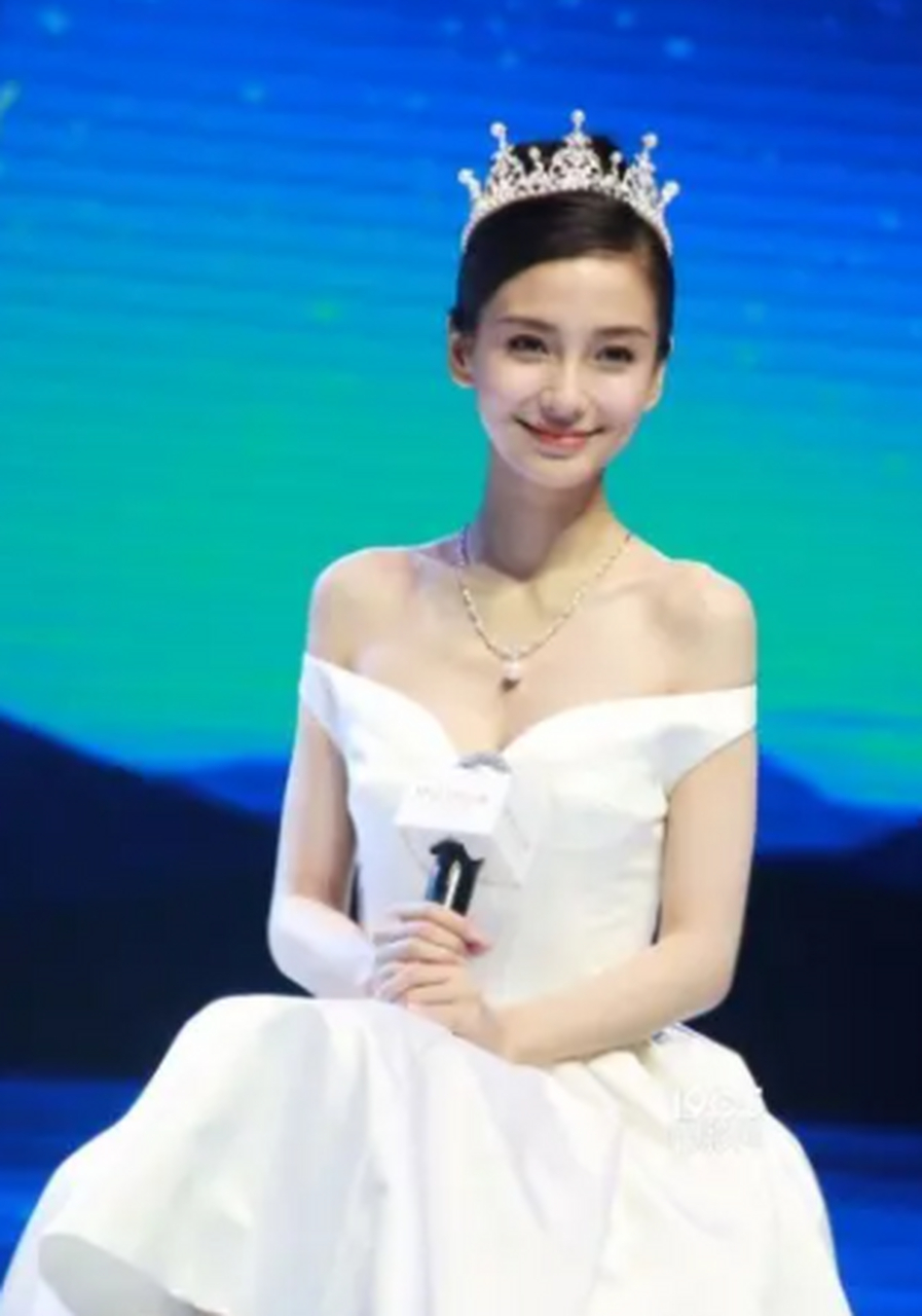 有网友分享了一段杨颖的一段吸烟视频.#娱乐最前沿# #杨颖