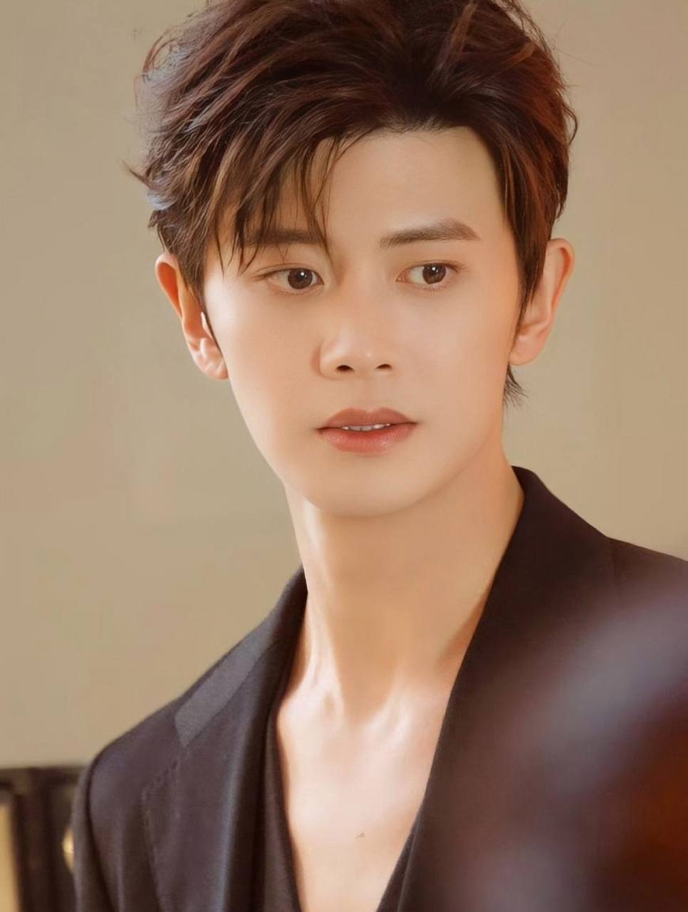 嘉伦的状态真好,高雅帅气,长相精致,皮肤细腻,越来越有魅力了!