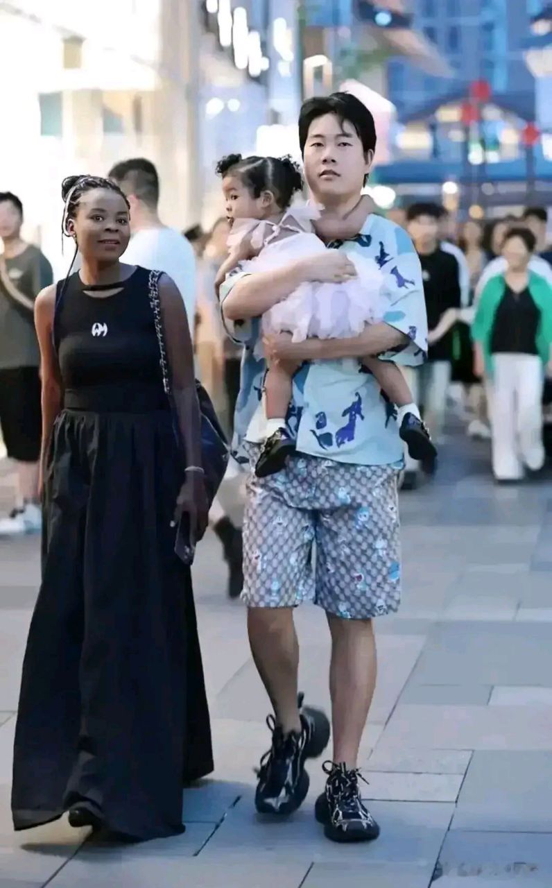 小伙娶了黑人媳妇,生了混血孩子!这孩子看着还不太黑!