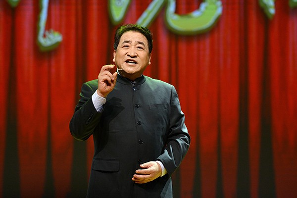 姜昆雕像该不该立,人活着该不该立碑