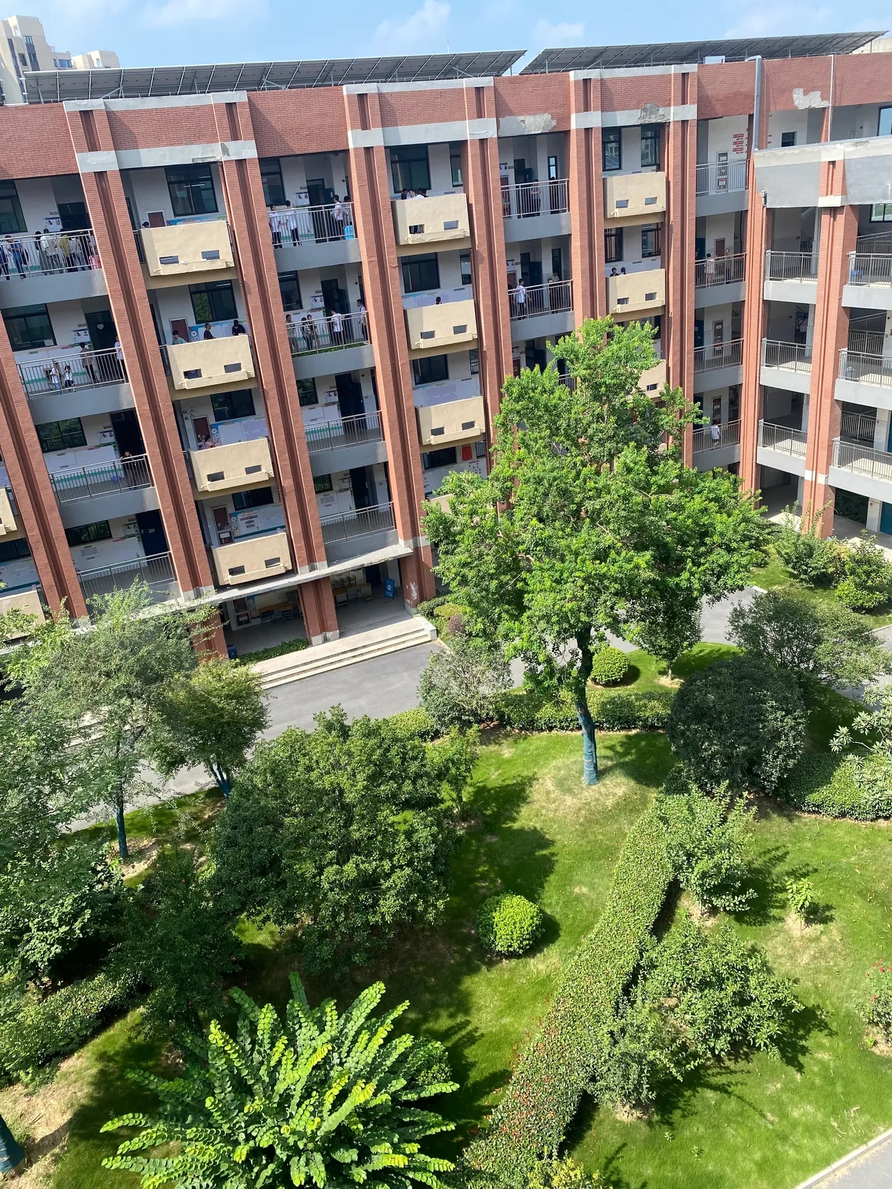 女儿刚进入高一,中考成绩是688分,虽然是倒数第四