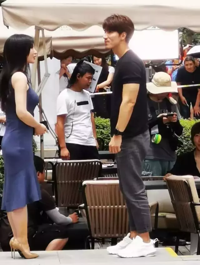 柳岩言承旭拍戏现场,柳岩一身蓝色长裙,身材有点尴尬