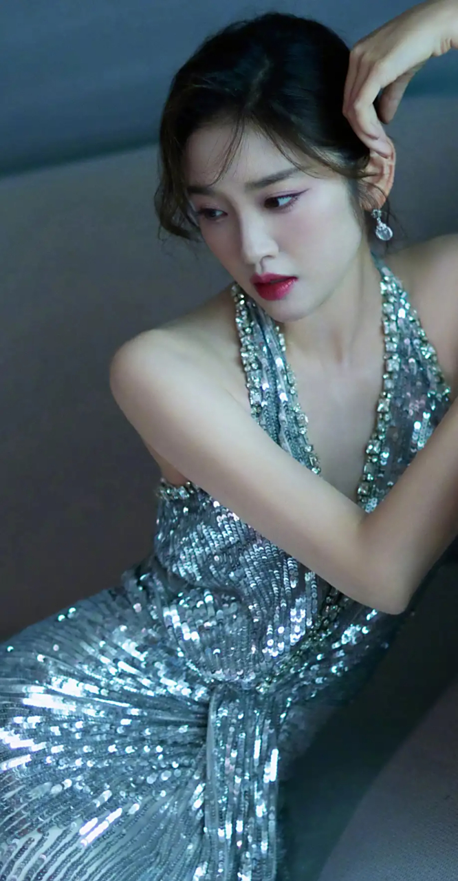 唐艺昕身穿件亮闪闪的礼服出席某活动,这件礼服的设计非常特别,闪耀的