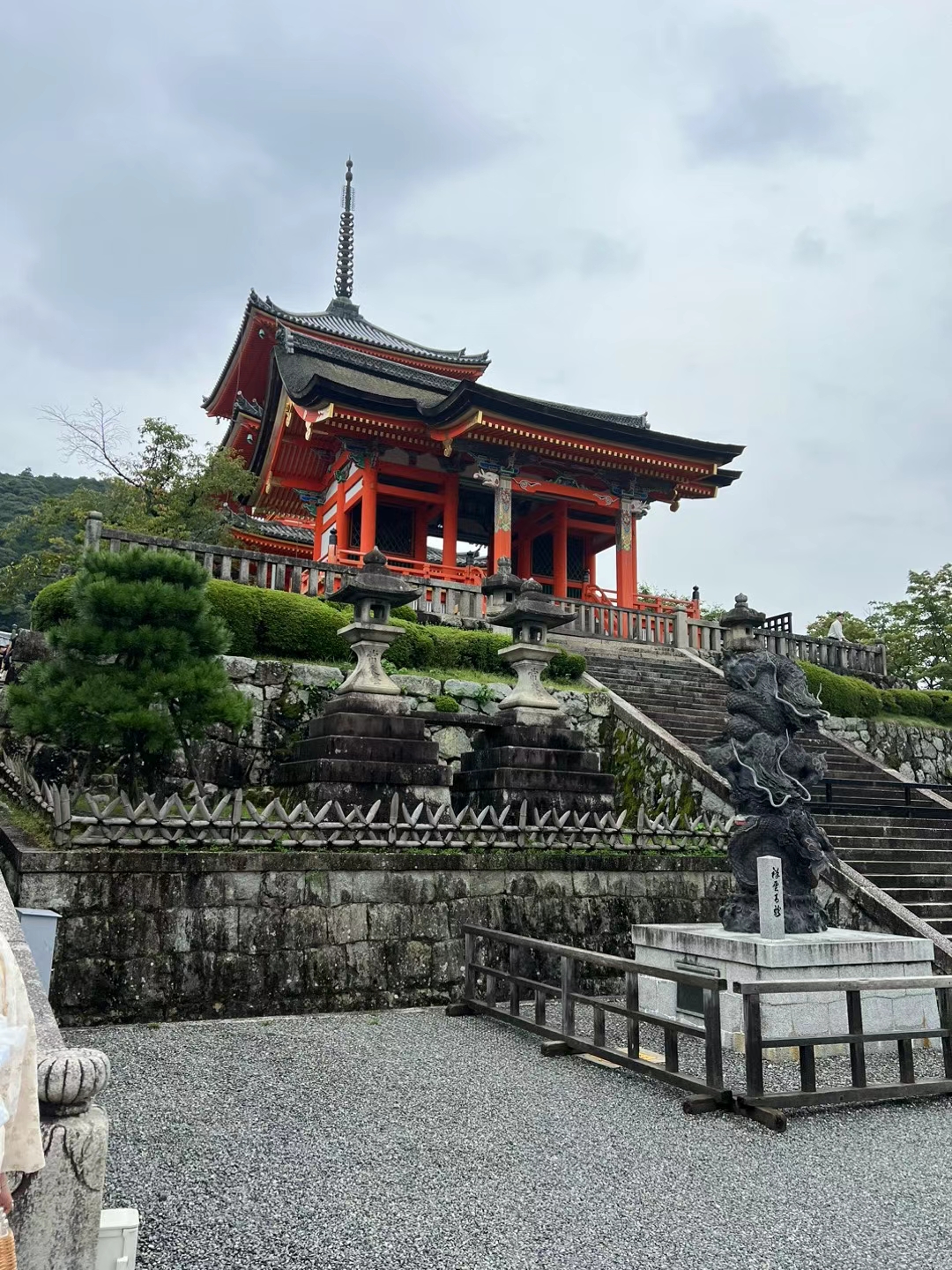 全名为音羽山清水寺与金阁寺二条城并列为京都三大
