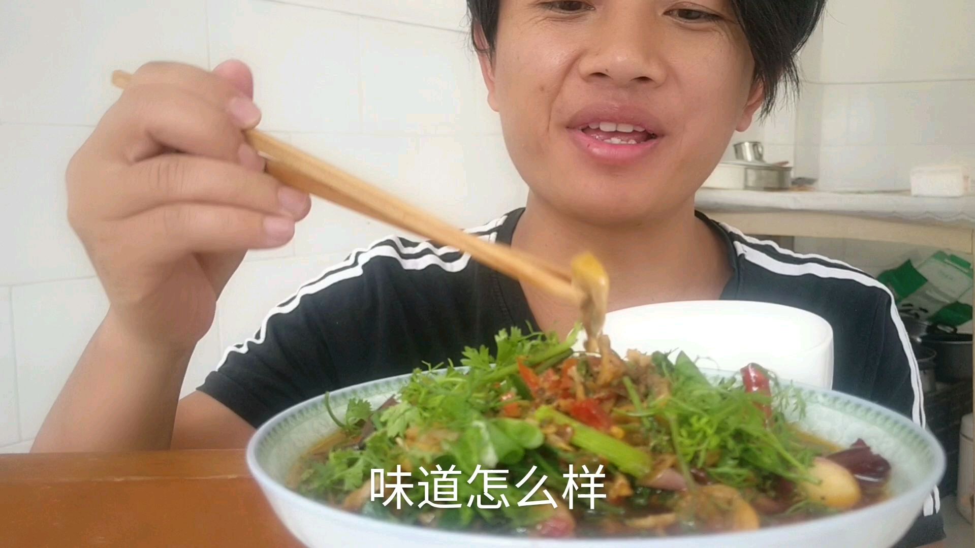 整整大盆贝壳做成小盘香辣贝肉,开胃下饭又解馋直呼这顿吃得过瘾