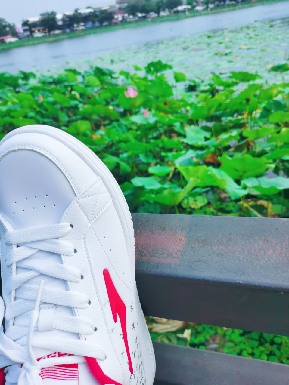 儿时看《草上飞水上漂》电影,学会了爬高跳墙的绝学,因此受到家长责备