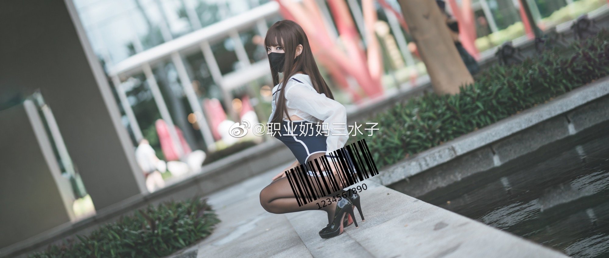 职业奶妈三水子图片， 户外泳池泳池前的萌妹子