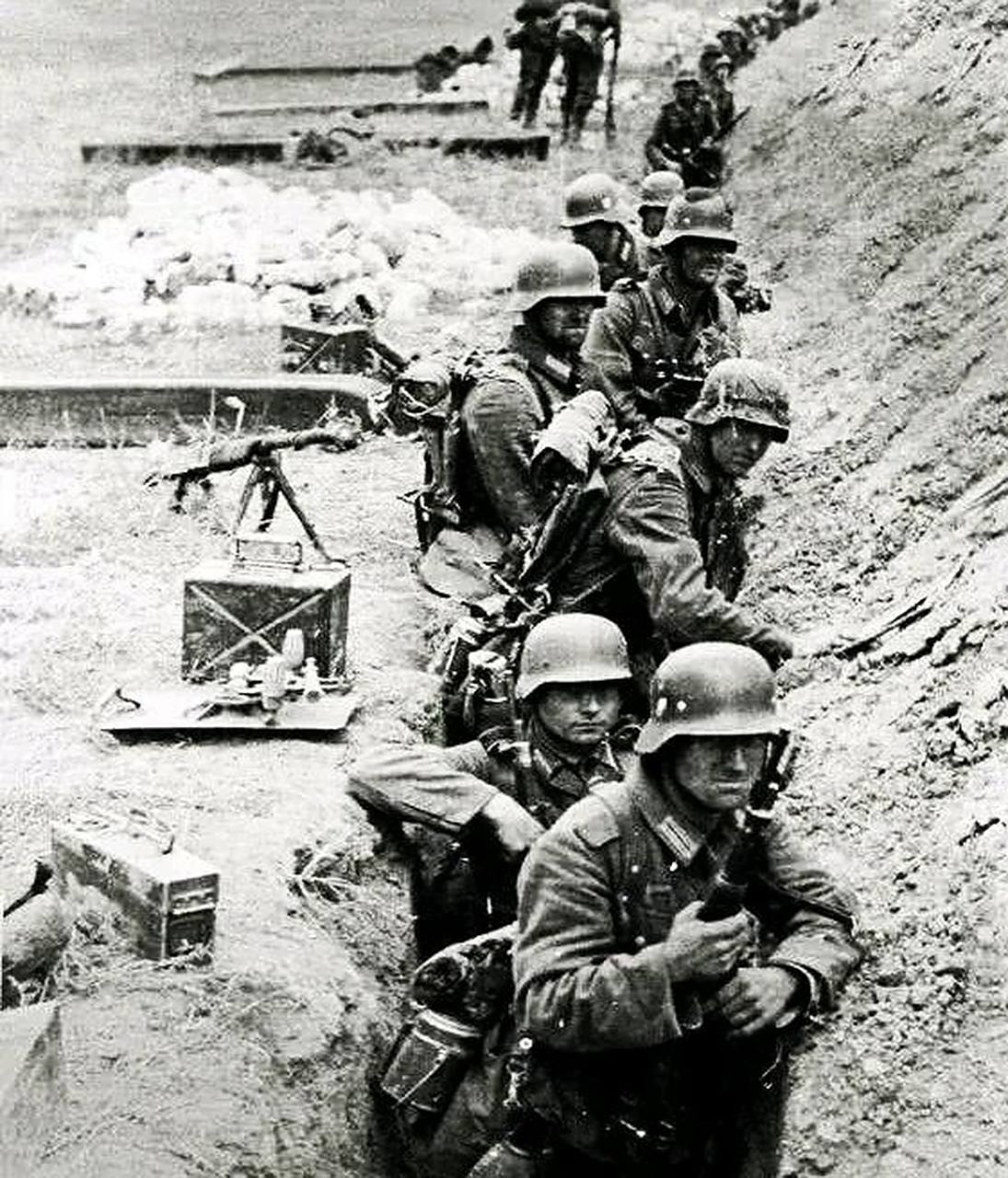 这是二战时期苏德军队对峙的一张照片,德国军队战壕里一字排开,准备对