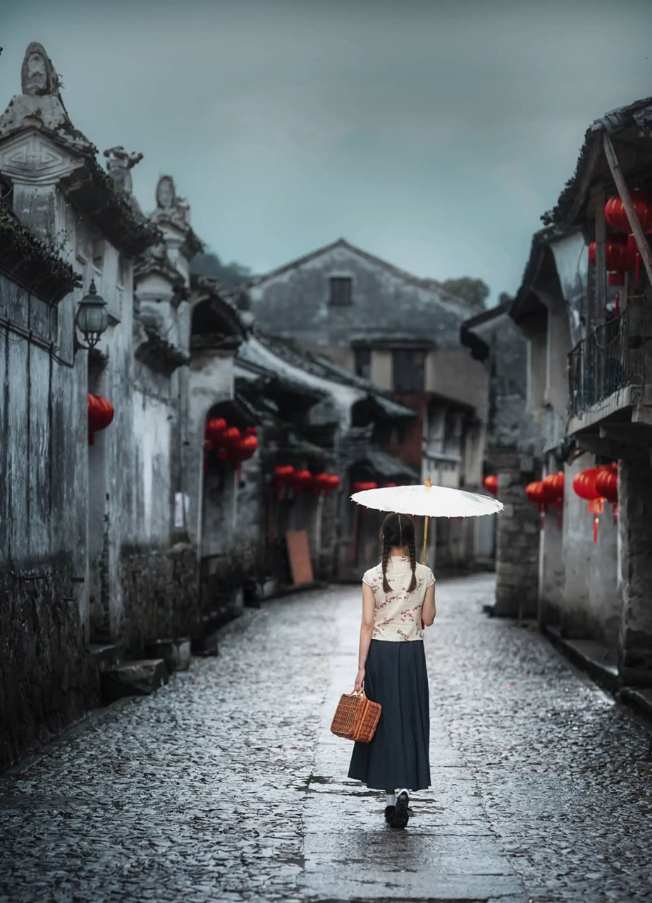 《雨巷》是中国诗人戴望舒1927年创作的一首现代诗,诗人用象征性的