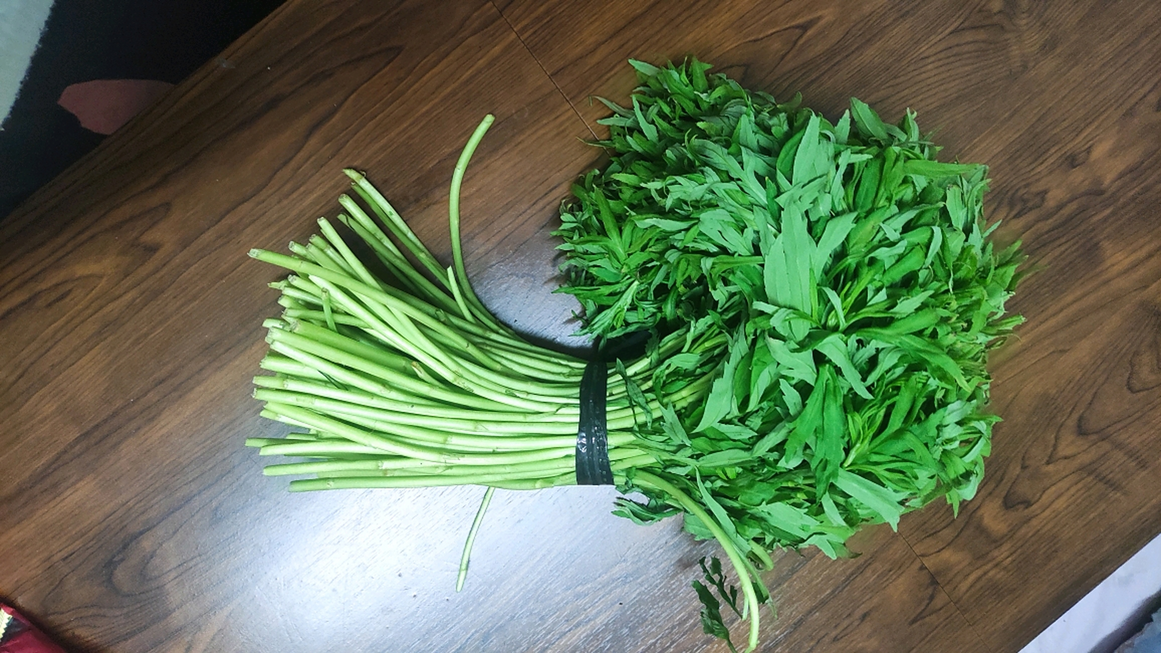 来看看你们那边有这种菜吗?你们那边吃泥蒿吗?