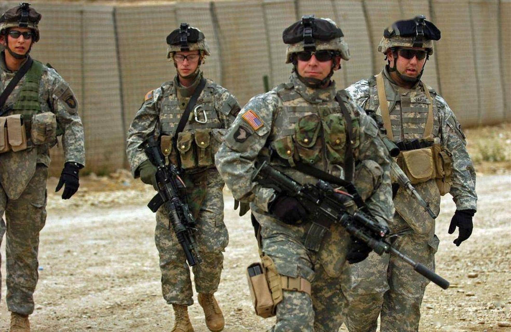 为什么美国大兵打仗的时候爱戴着墨镜?耍酷吗?