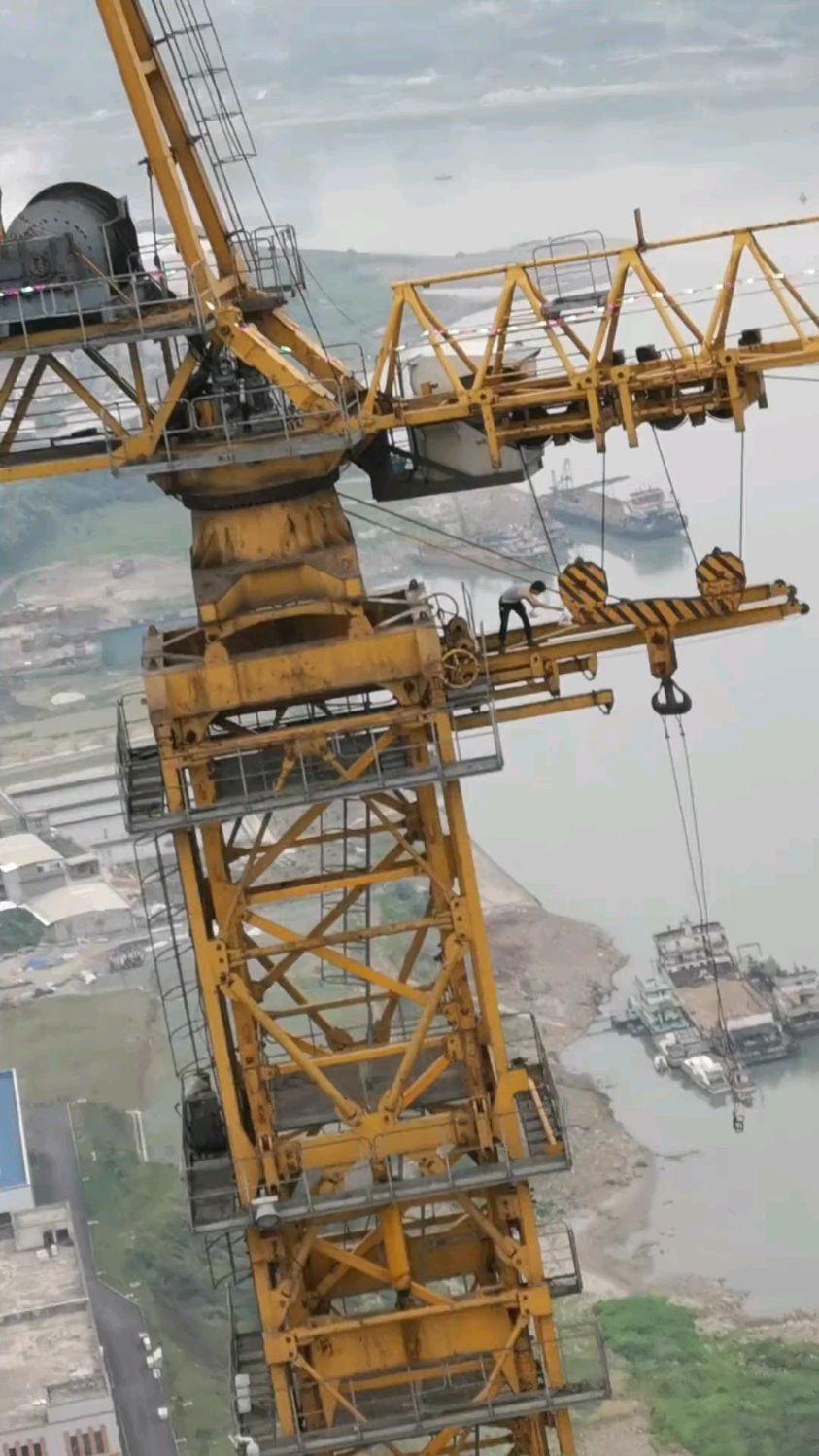 仔细看看上面的人知道这塔吊大了吧