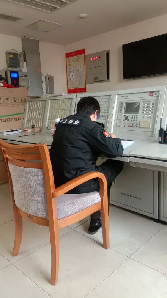 认真工作的消控值班员