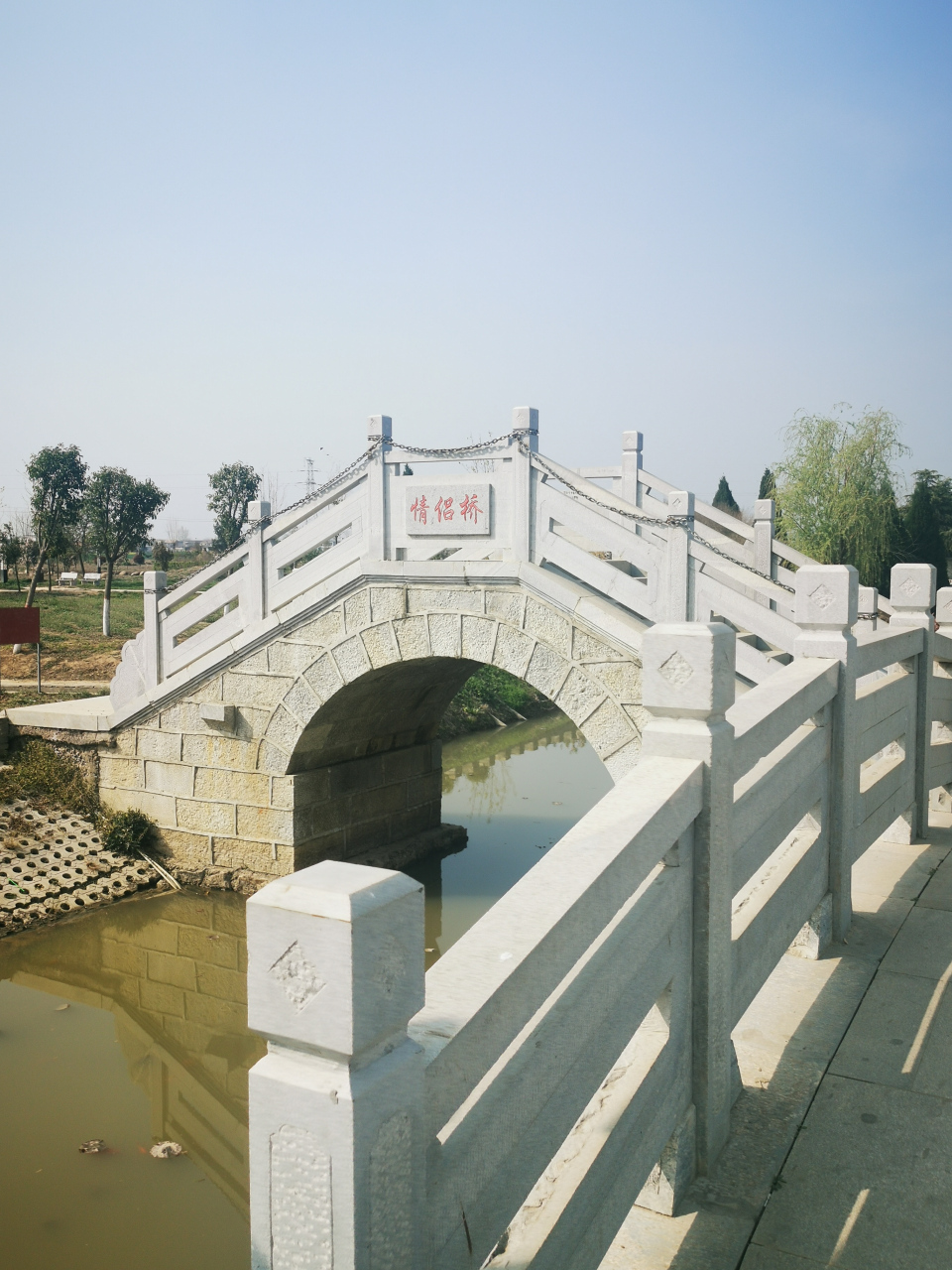 位于河南汝南县梁祝镇,梁祝故里是梁山伯与祝英台爱情故事的发生地