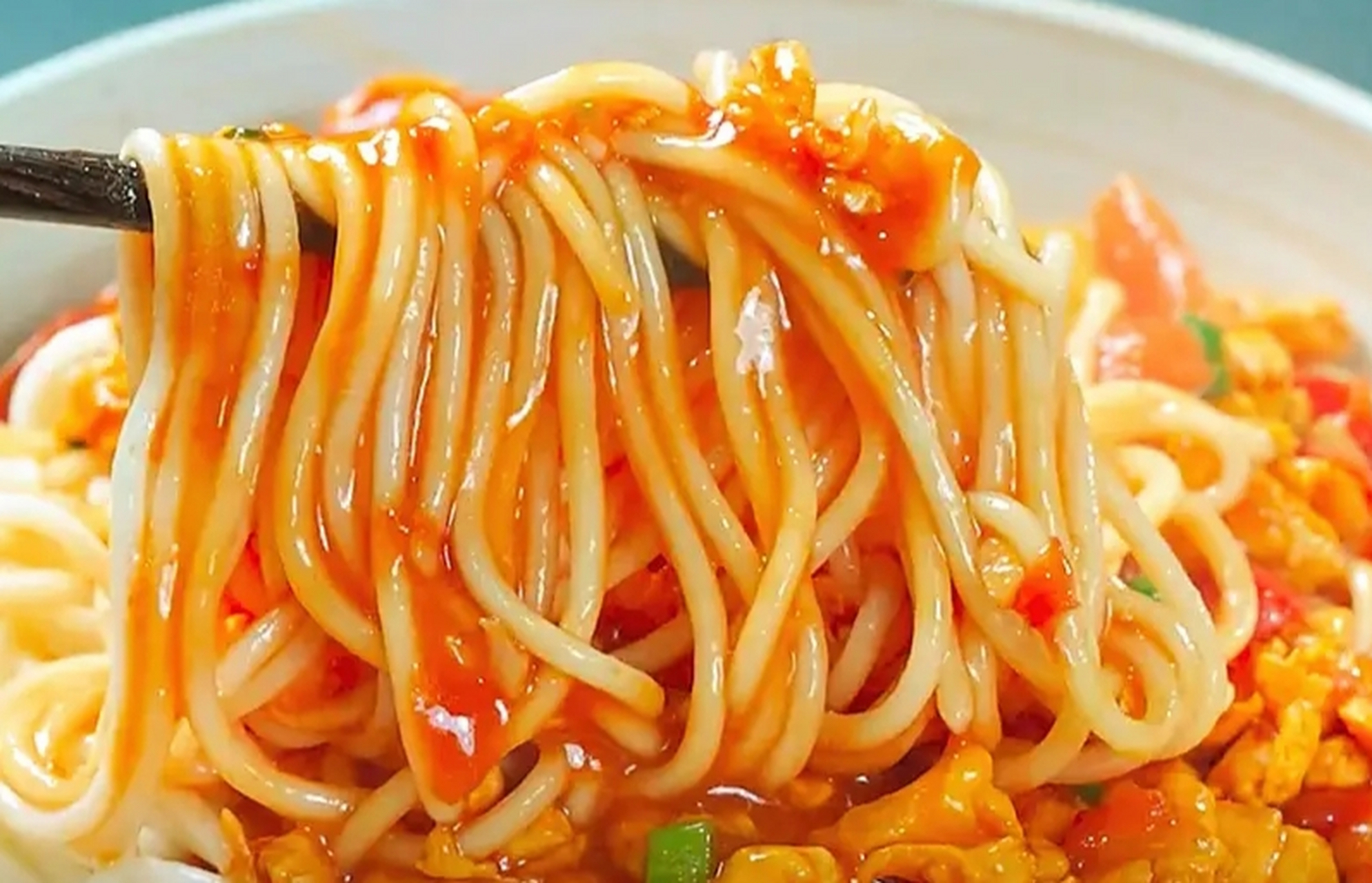 我的美食分享#  西红柿鸡蛋拌面  食材准备:西红柿,大蒜,小葱,鸡蛋