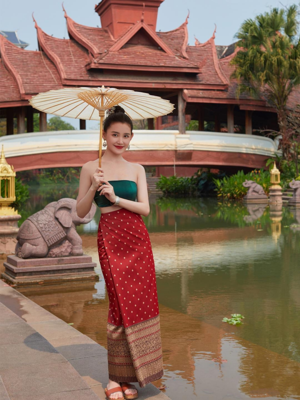 蒋依依好美,一身傣装,是寨子最灵动的傣妹了吧!