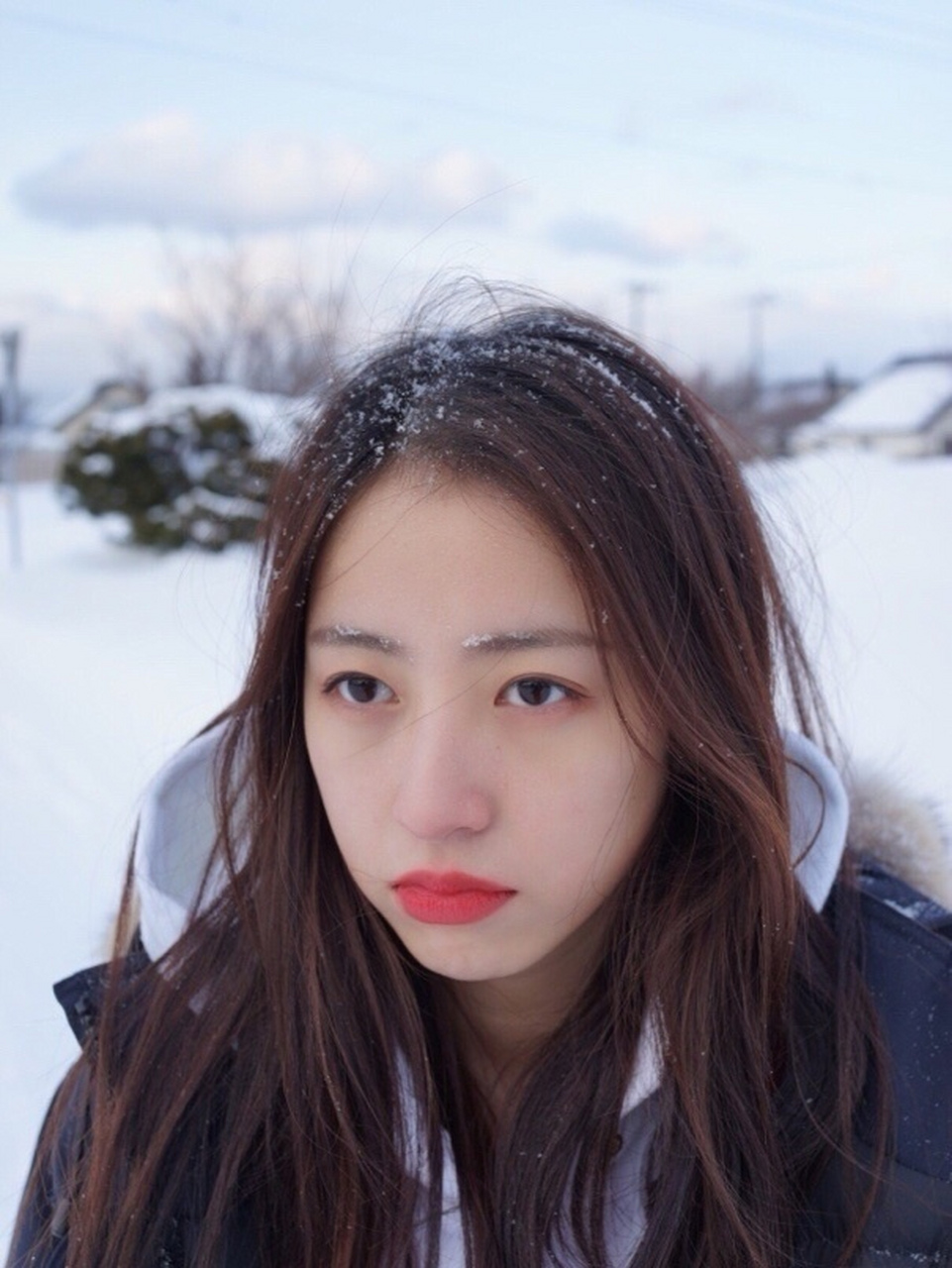 周雨彤的雪景照每年冬天都会被翻出来反复观看,氛围感很足.